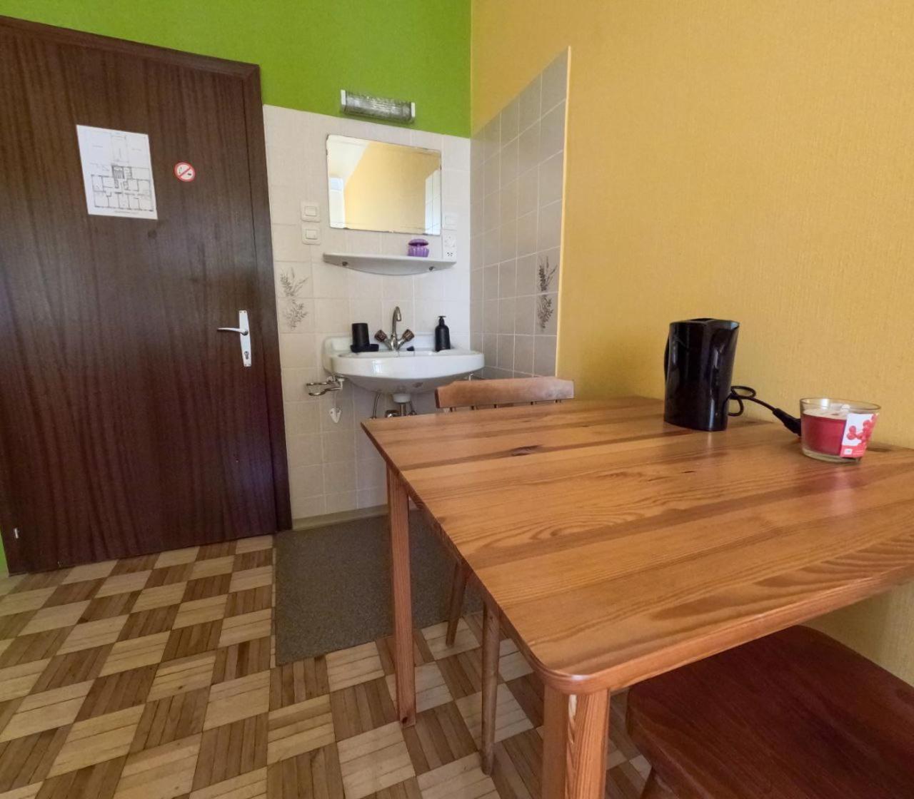 Double In Hutteldorfer Strasse Area * Viena