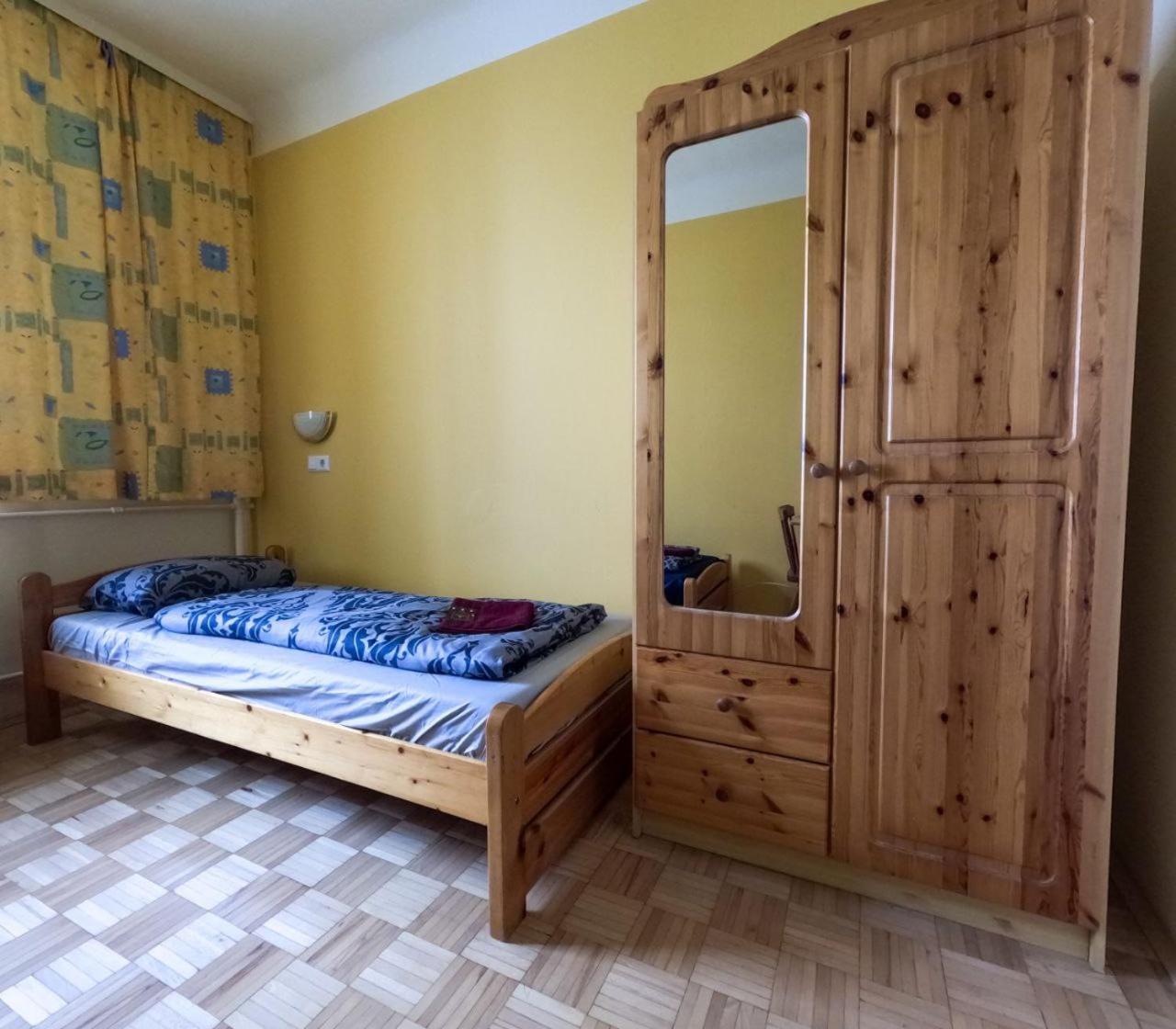 Double In Hutteldorfer Strasse Area Viena