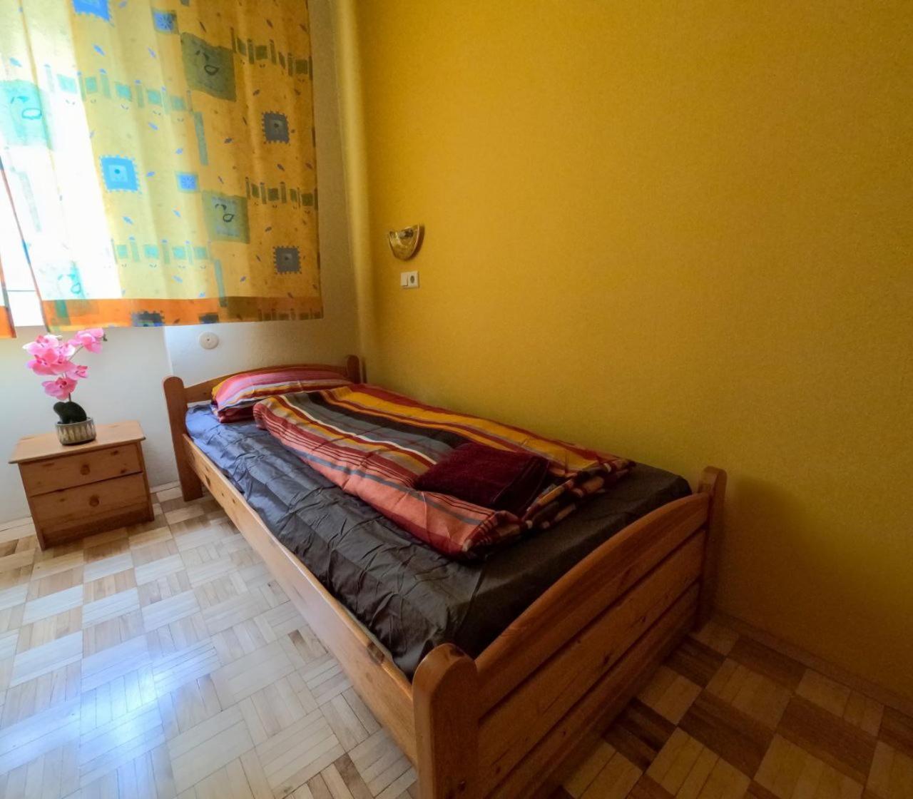 Double In Hutteldorfer Strasse Area *