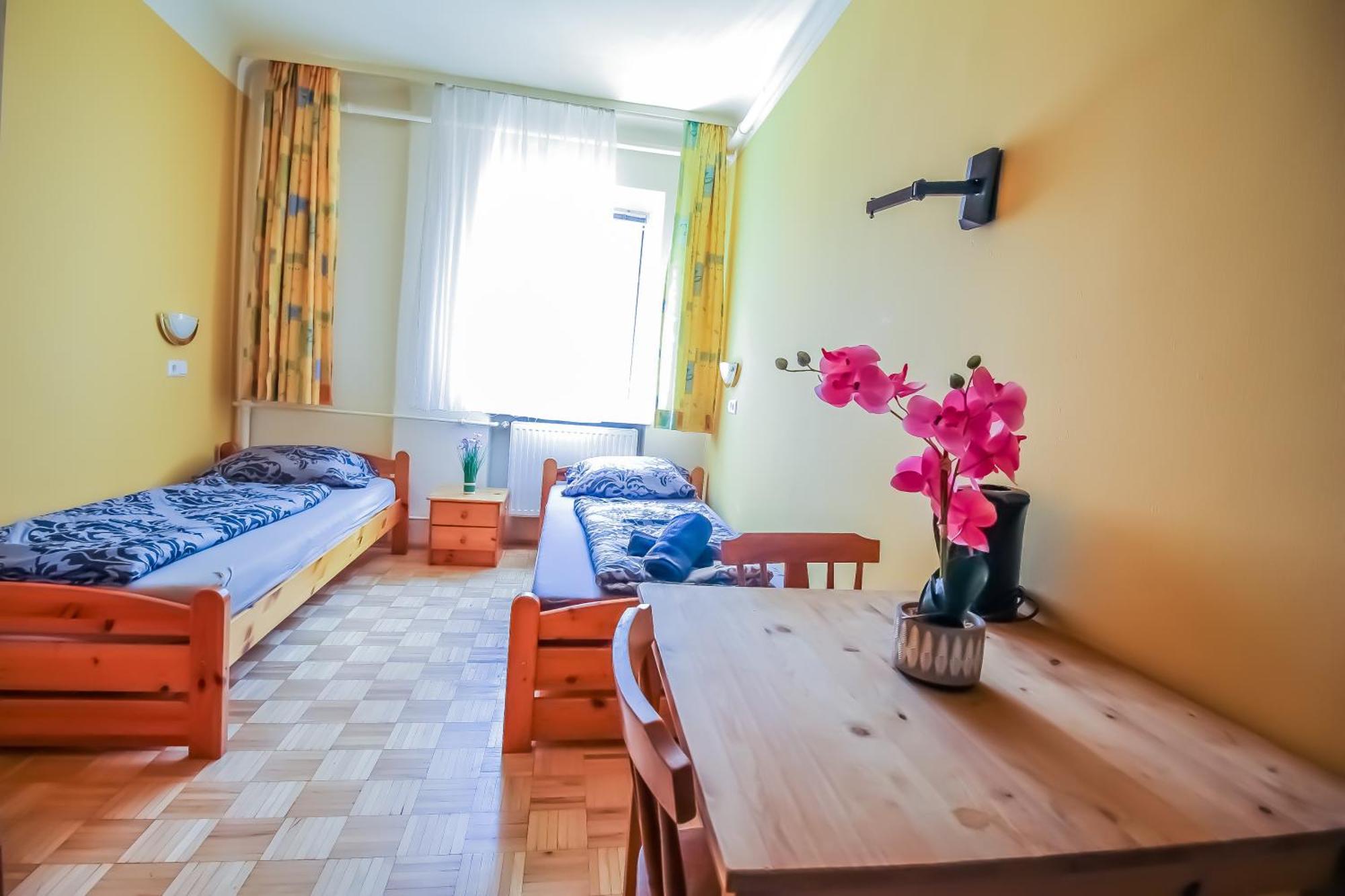 Double In Hutteldorfer Strasse Area * Viena