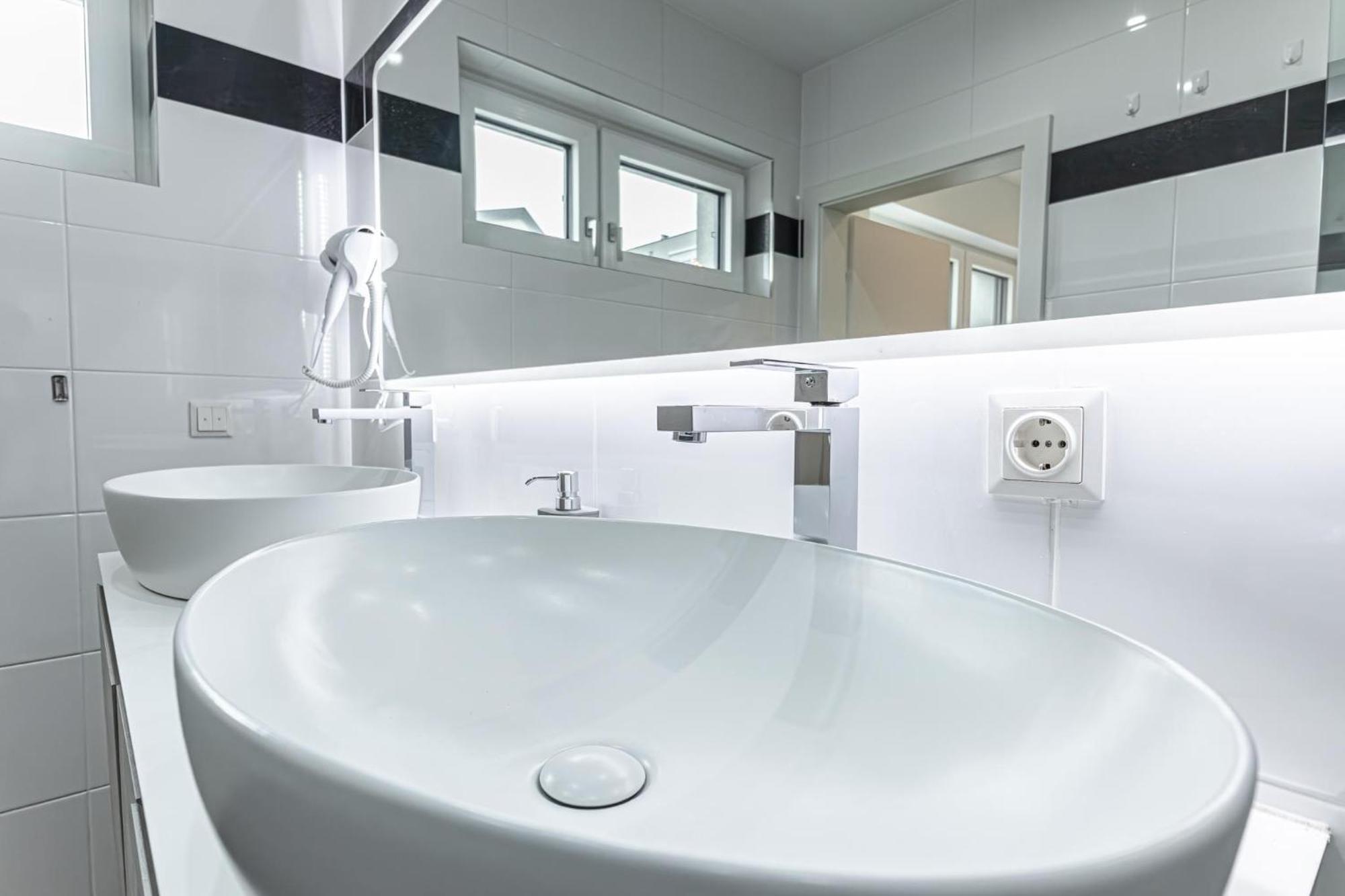 Luxury 6br-4ba With Private Pool & Sauna - Pets Allowed * Wien