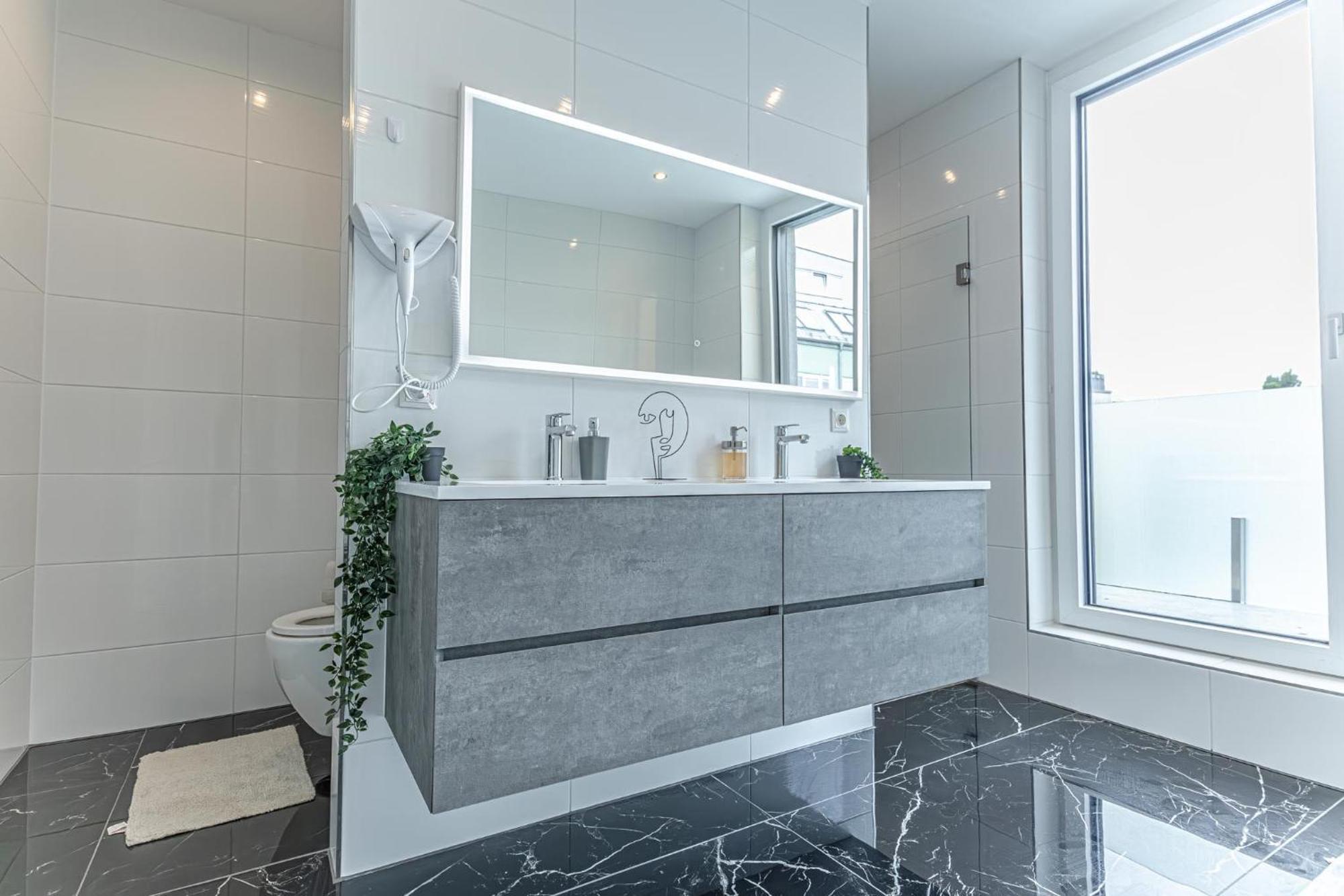 Luxury 6br-4ba With Private Pool & Sauna - Pets Allowed