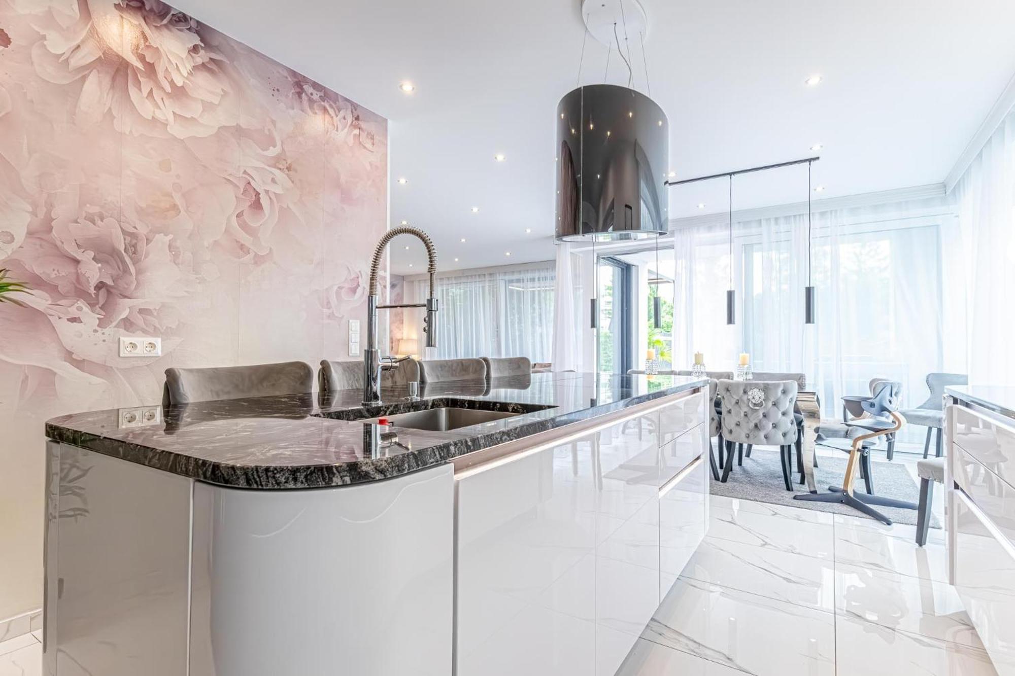 Luxury 6br-4ba With Private Pool & Sauna - Pets Allowed