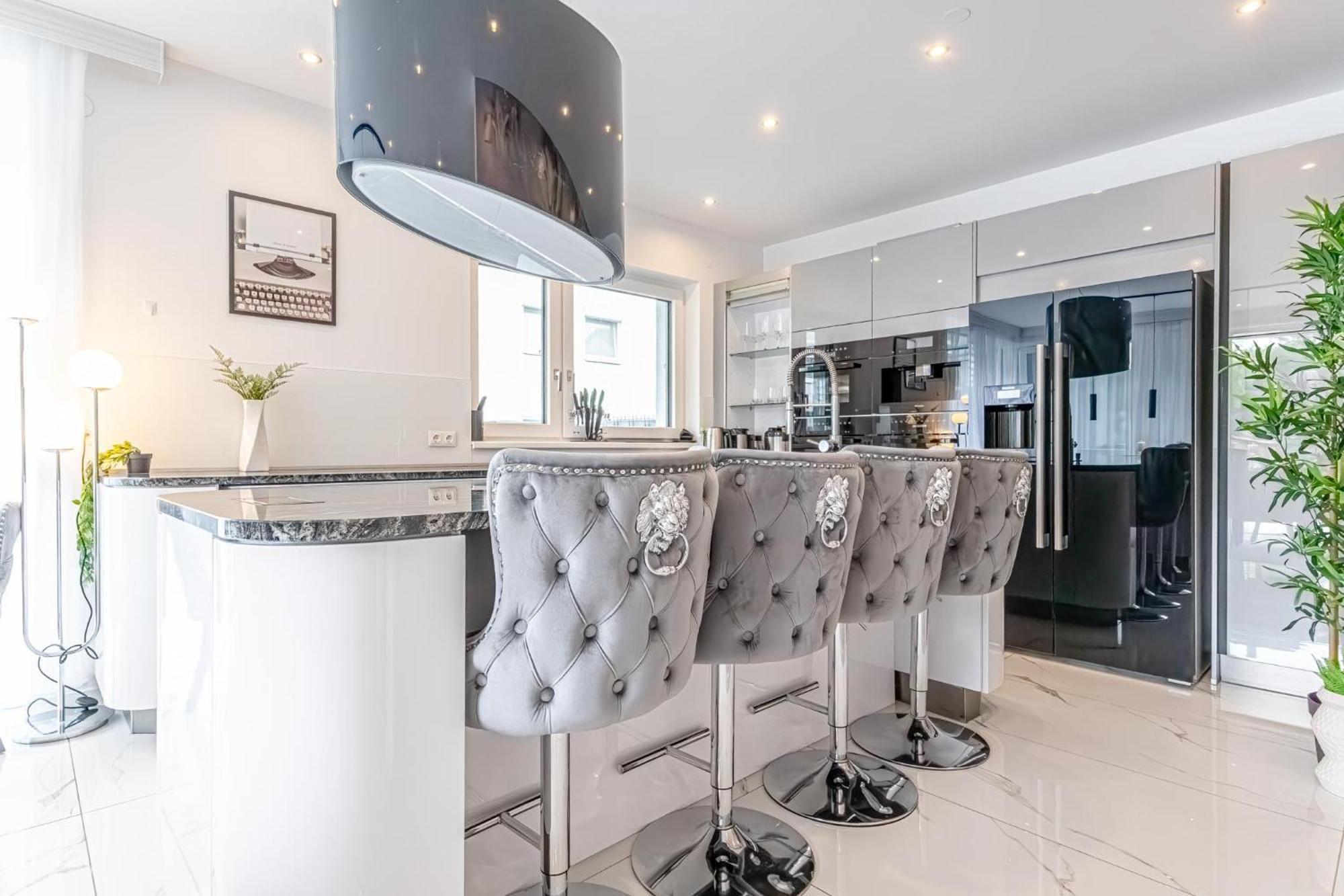 Luxury 6br-4ba With Private Pool & Sauna - Pets Allowed *
