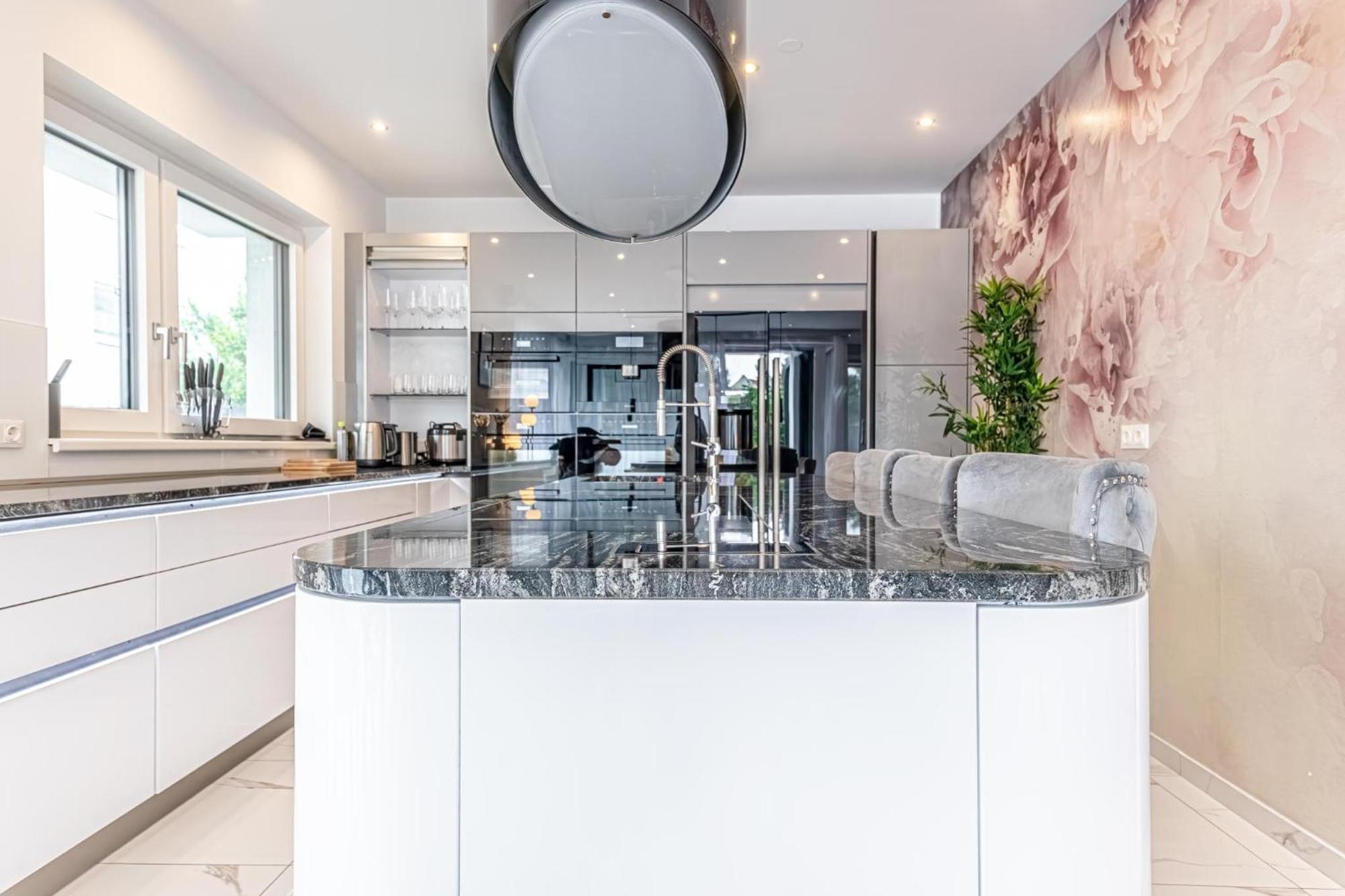 Luxury 6br-4ba With Private Pool & Sauna - Pets Allowed * Wien