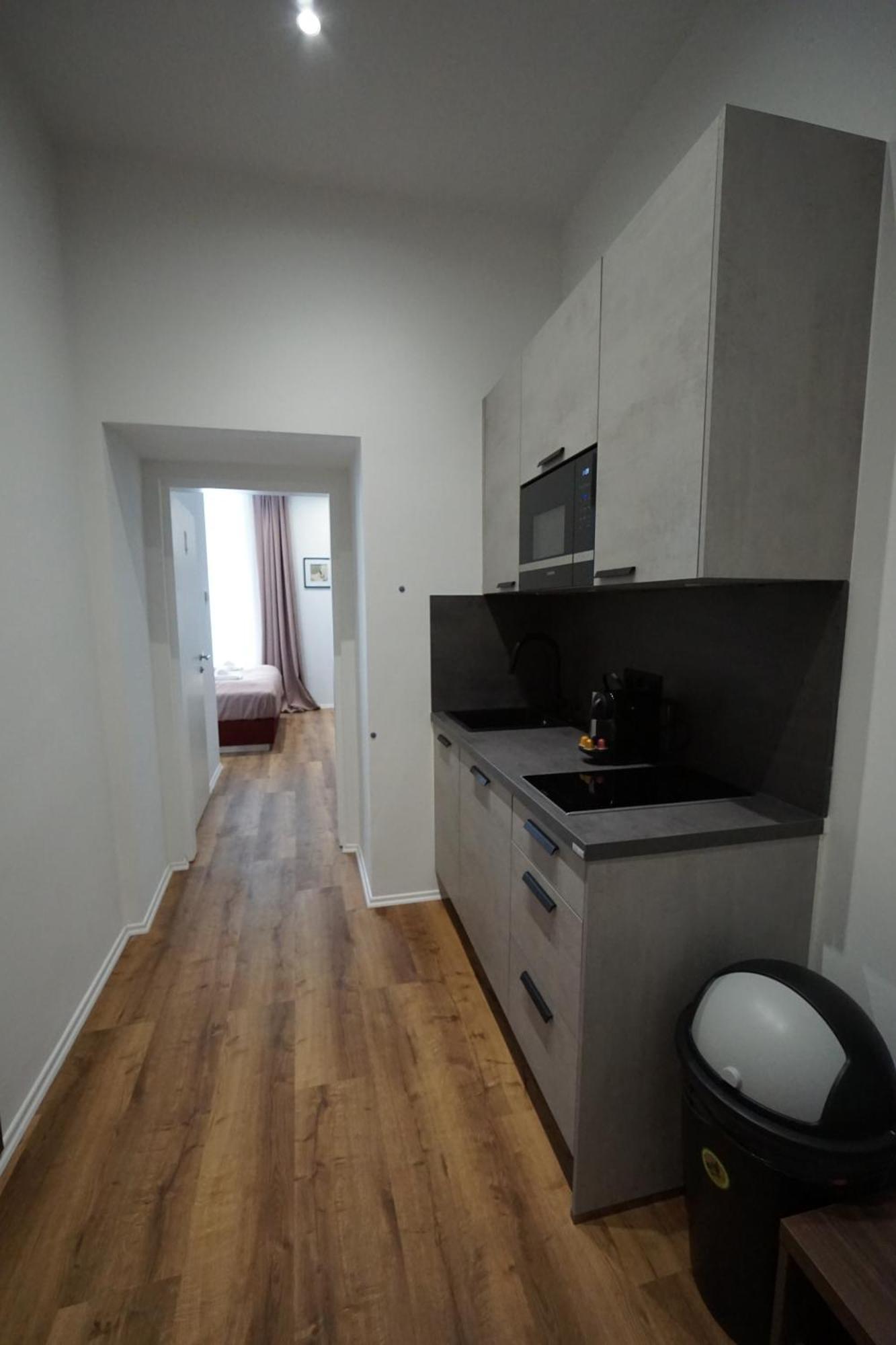 Viva La Apartment *