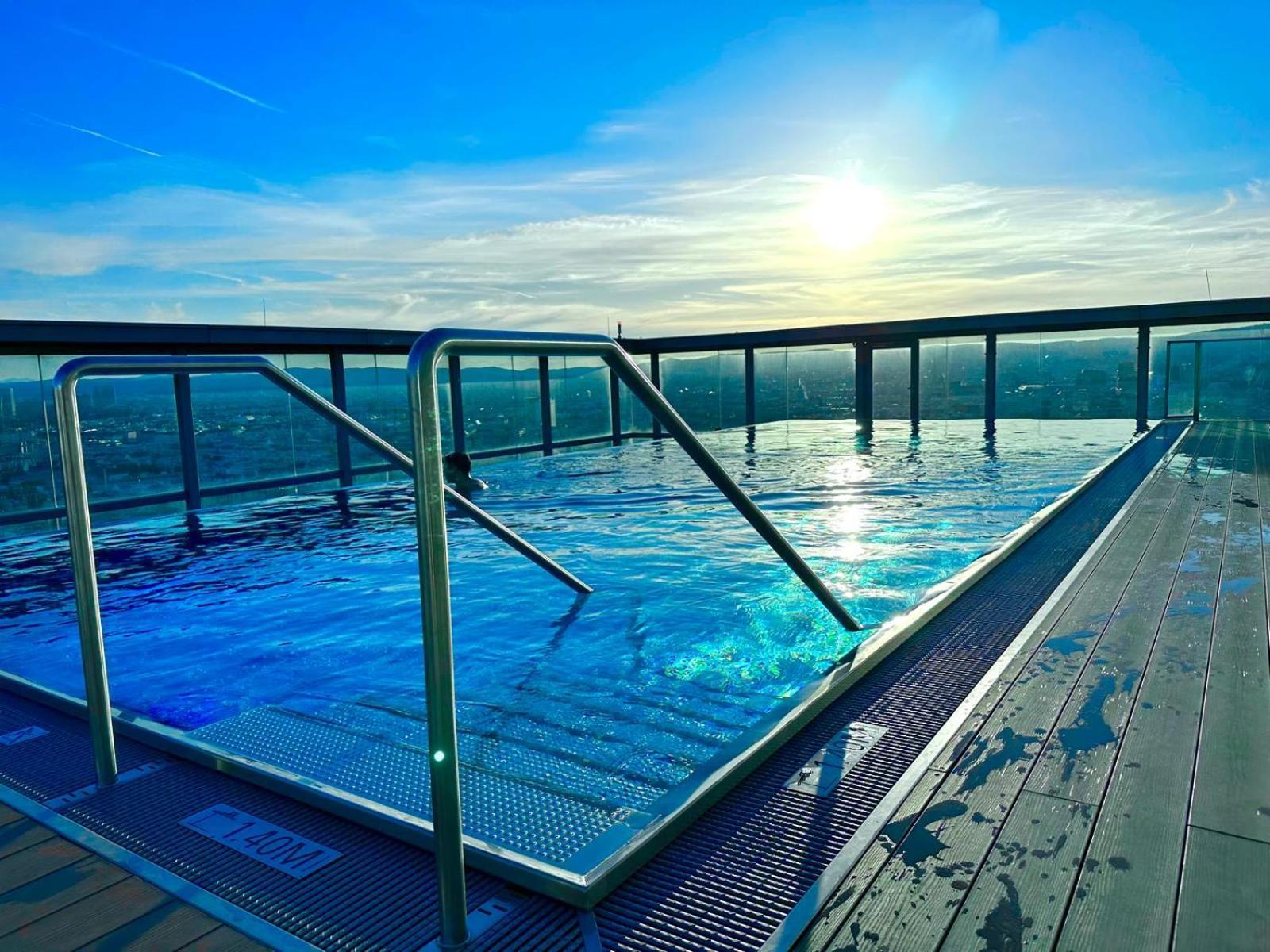 Sky I Rooftop Pool I Netflix Apartment