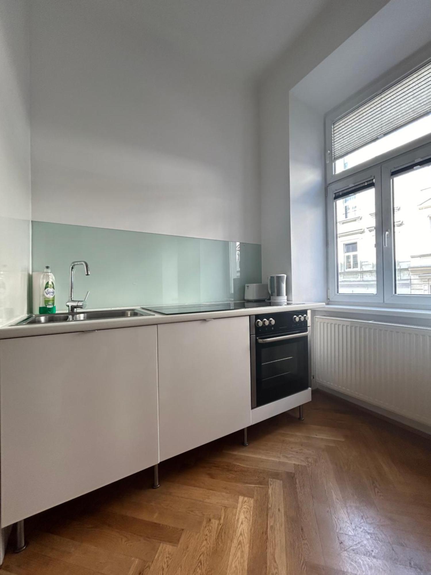 Designer In Location Apartment *