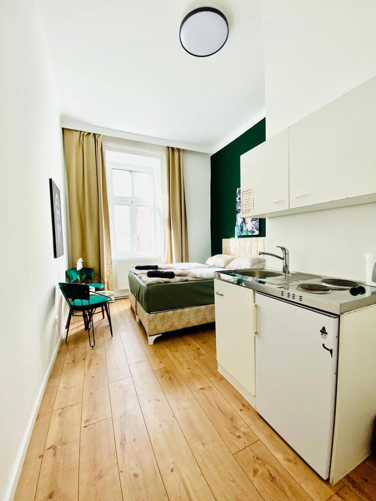 8 Fully Equipped Studio Shared Apt W Terrace Margareten