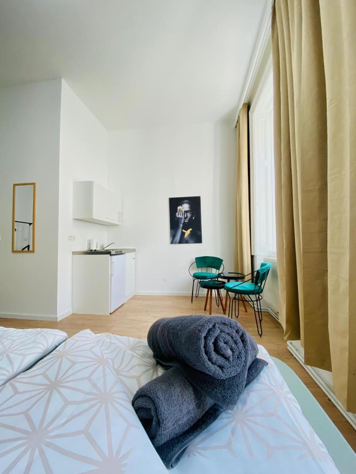 8 Fully Equipped Studio Shared Apt W Terrace Margareten