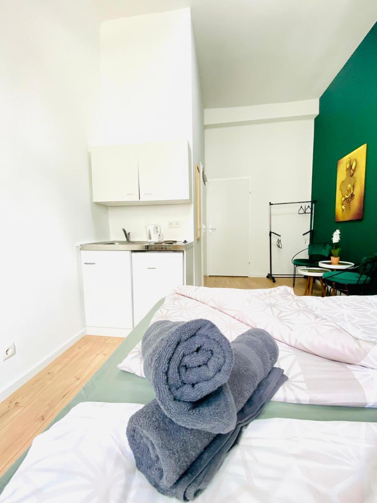 8 Fully Equipped Studio Shared Apt W Terrace Margareten