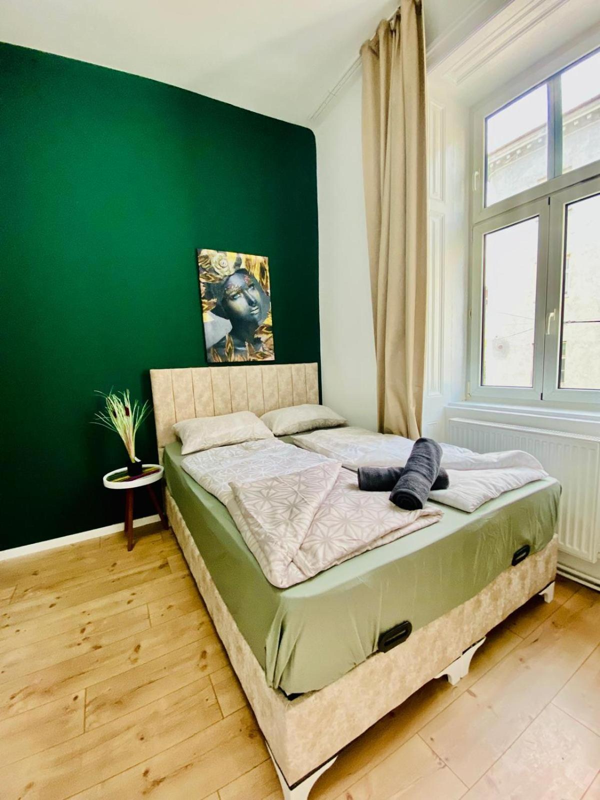 8 Fully Equipped Studio Shared Apt W Terrace Margareten