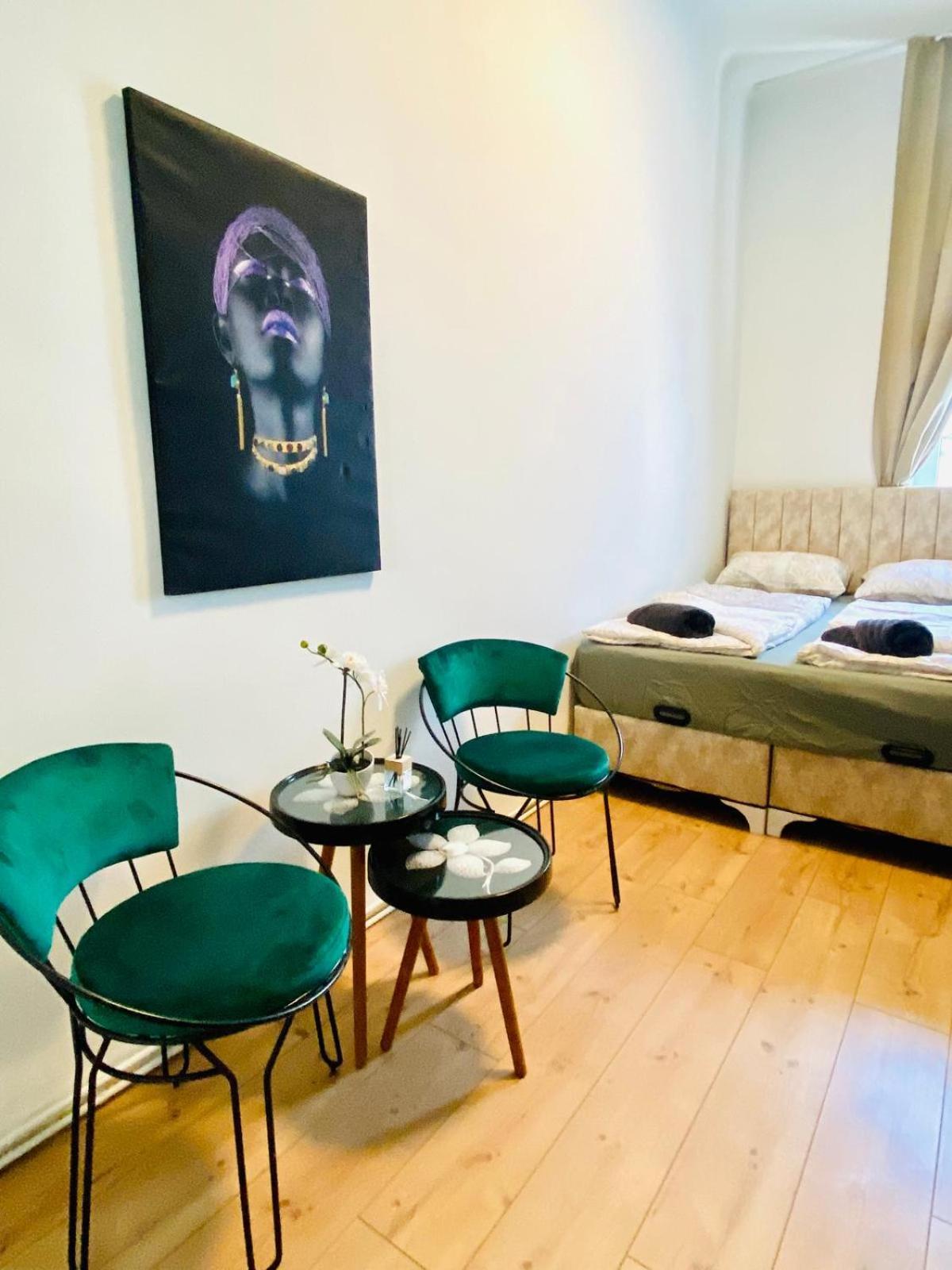 8 Fully Equipped Studio Shared Apt W Terrace Margareten *