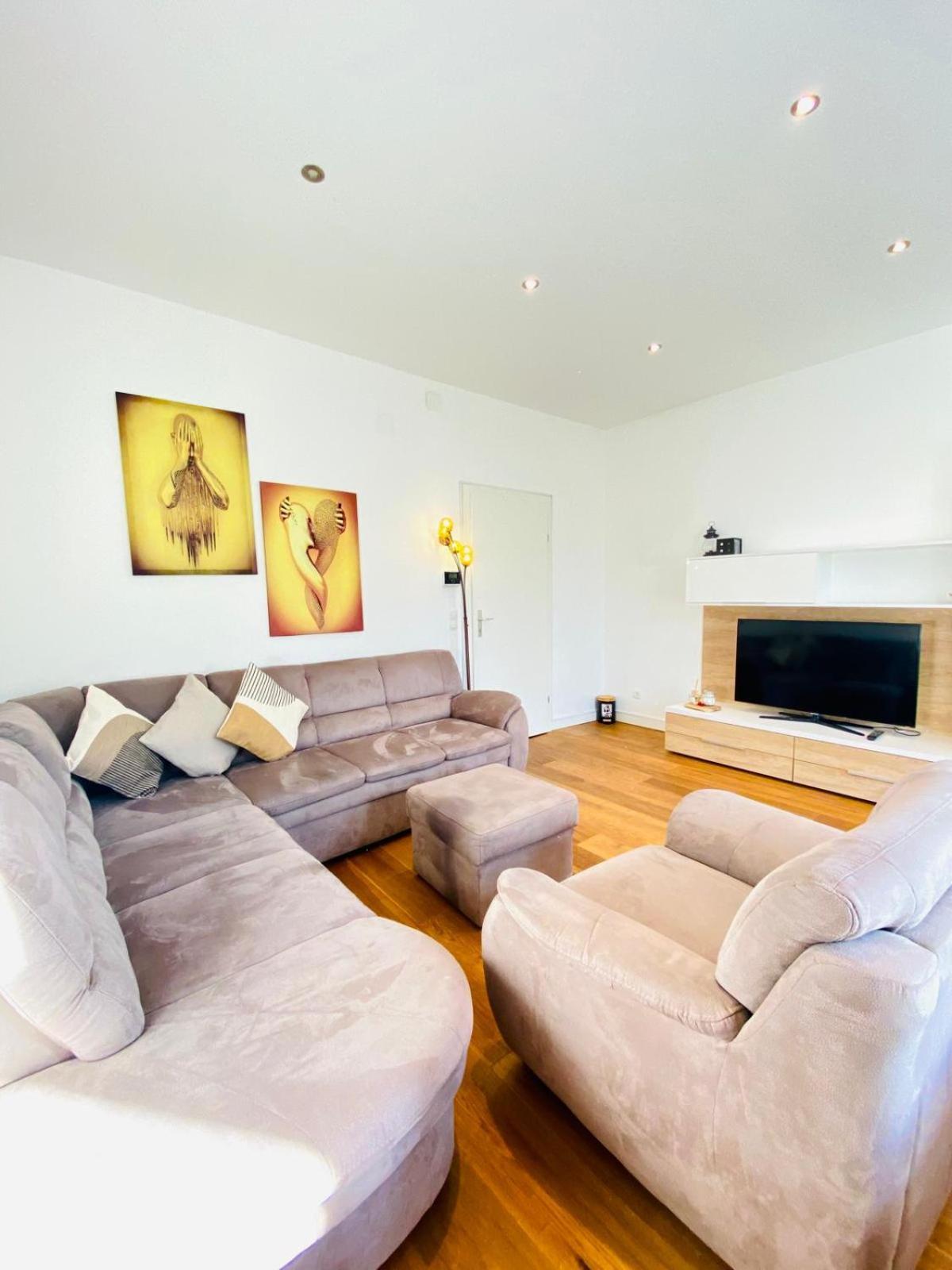 Apartment Elegant 2br With Balcony Near Millennium Vienna