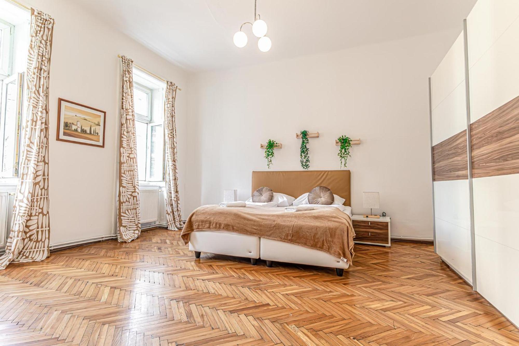 Timeless Vienna: 2br In The Historic District Apartment
