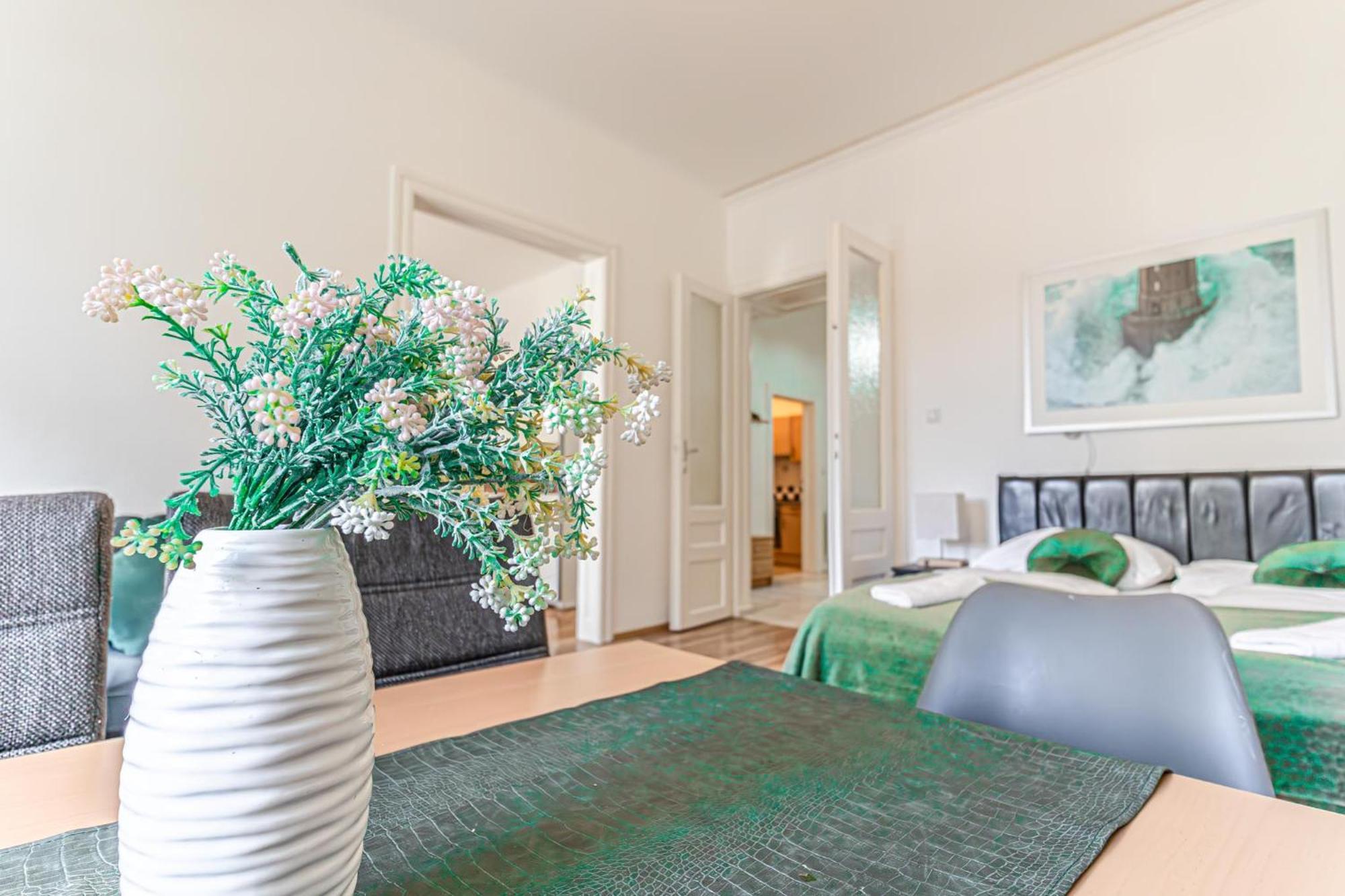 Timeless Vienna: 2br In The Historic District Apartment Wien