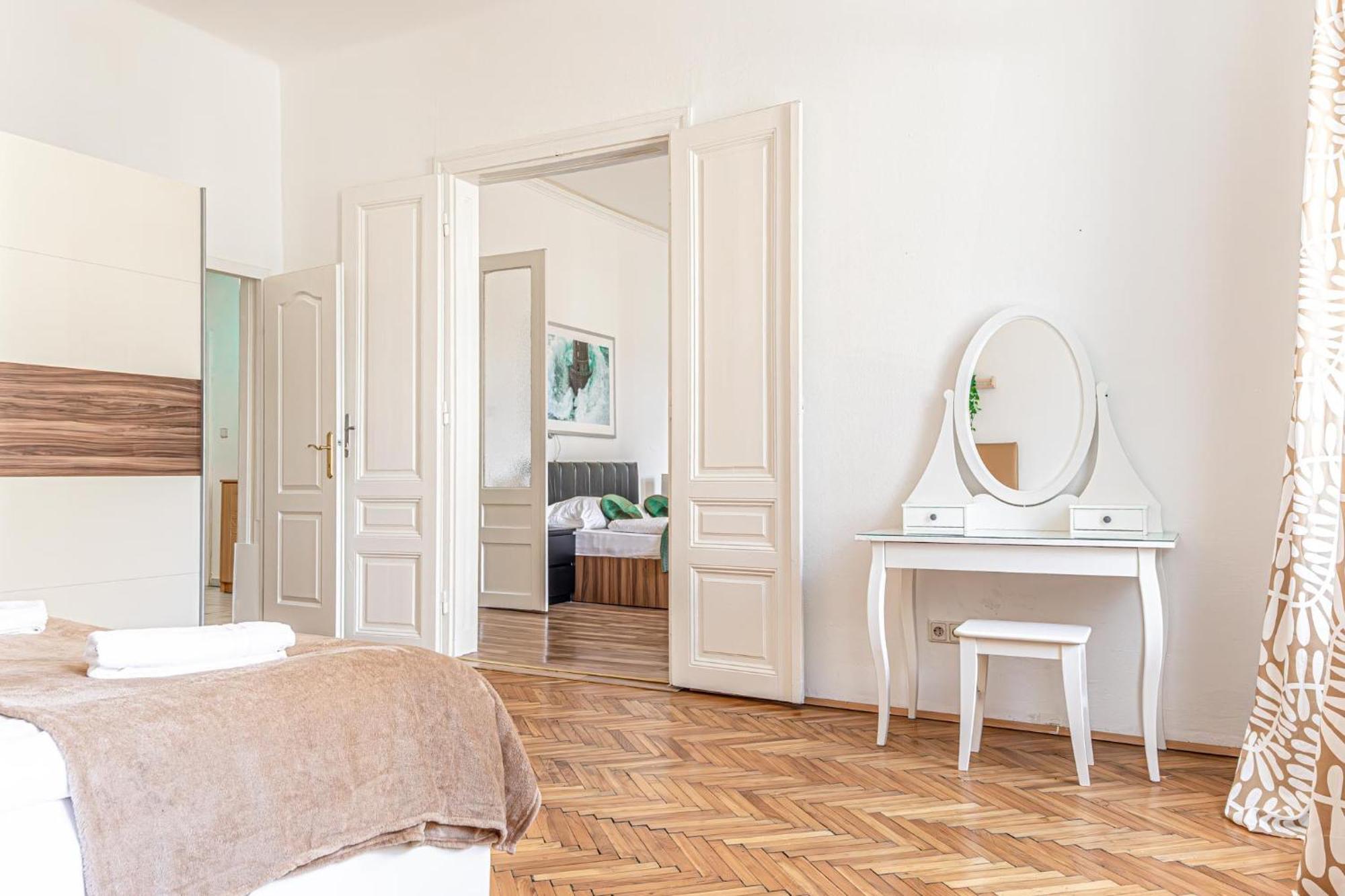 Timeless Vienna: 2br In The Historic District Apartment *