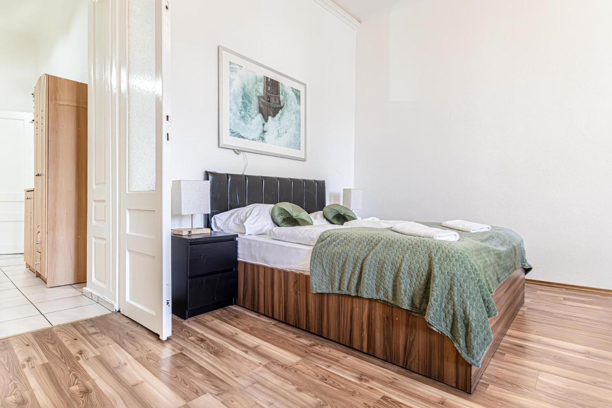 Timeless Vienna: 2br In The Historic District Vienna
