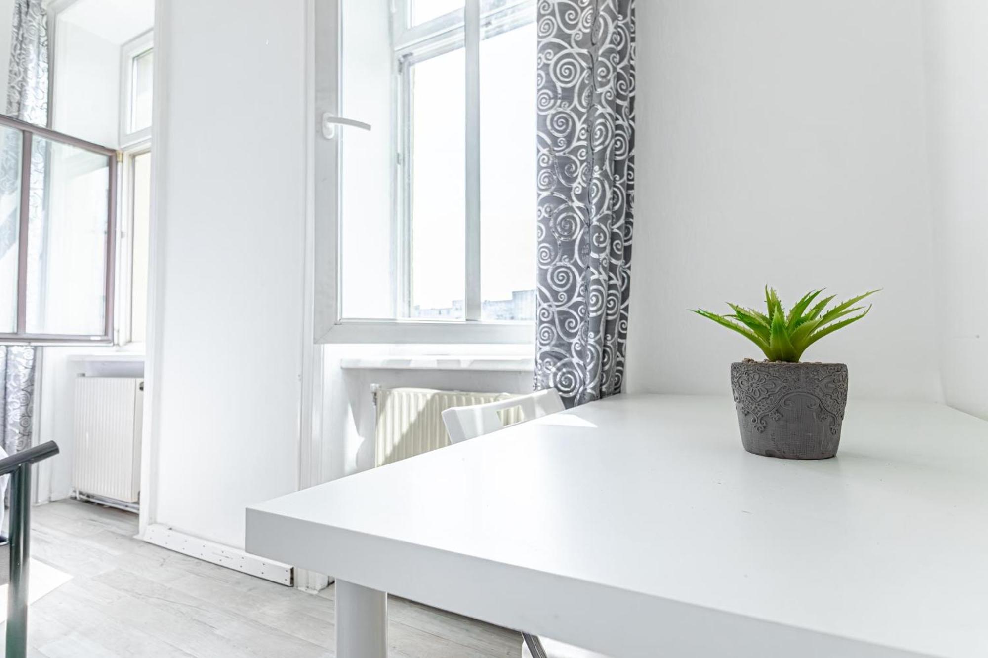 Comfy 3br Shared - U6 Subway, Danube & Millenium Apartment