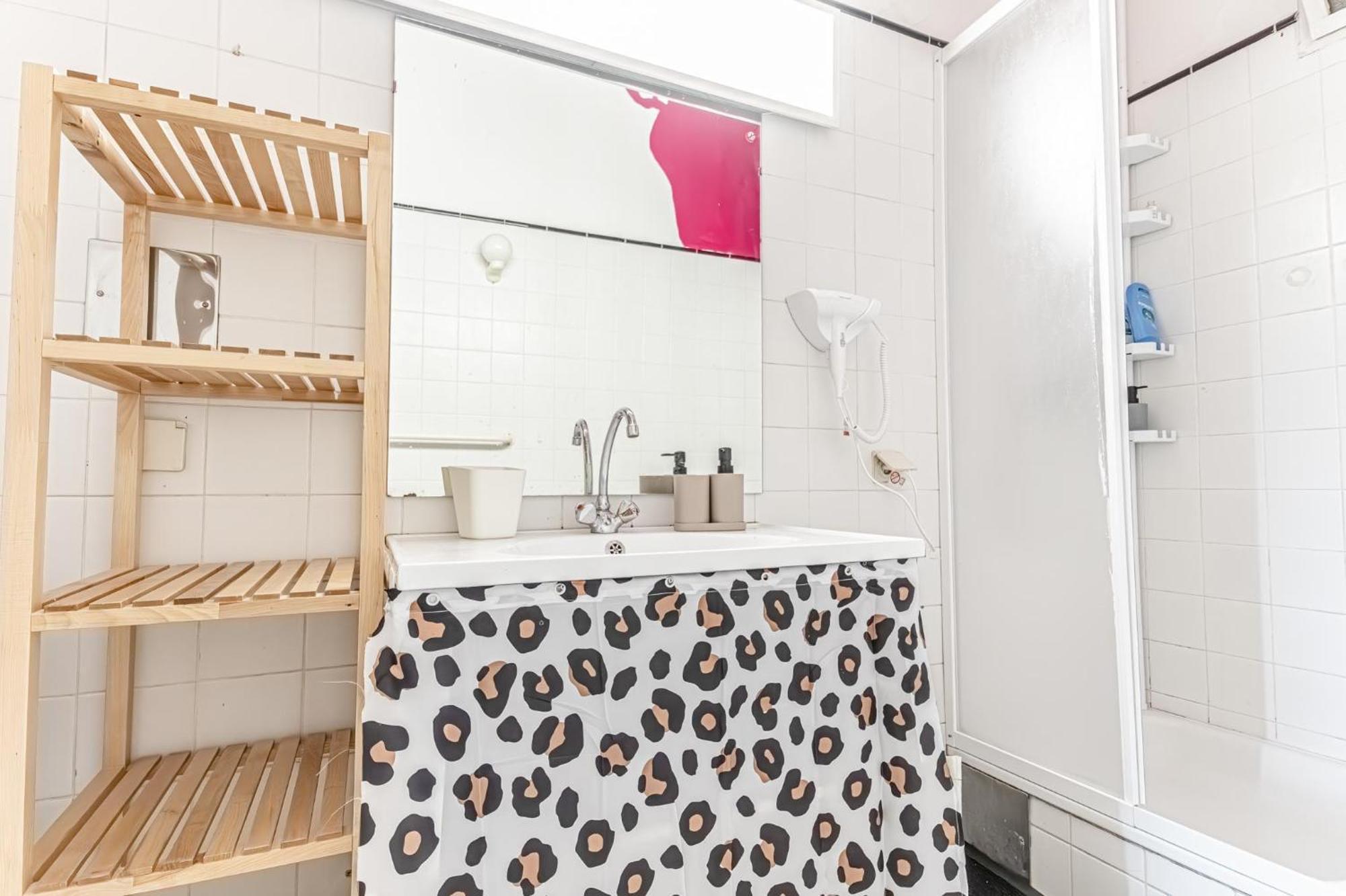 Comfy 3br Shared - U6 Subway, Danube & Millenium Apartment *