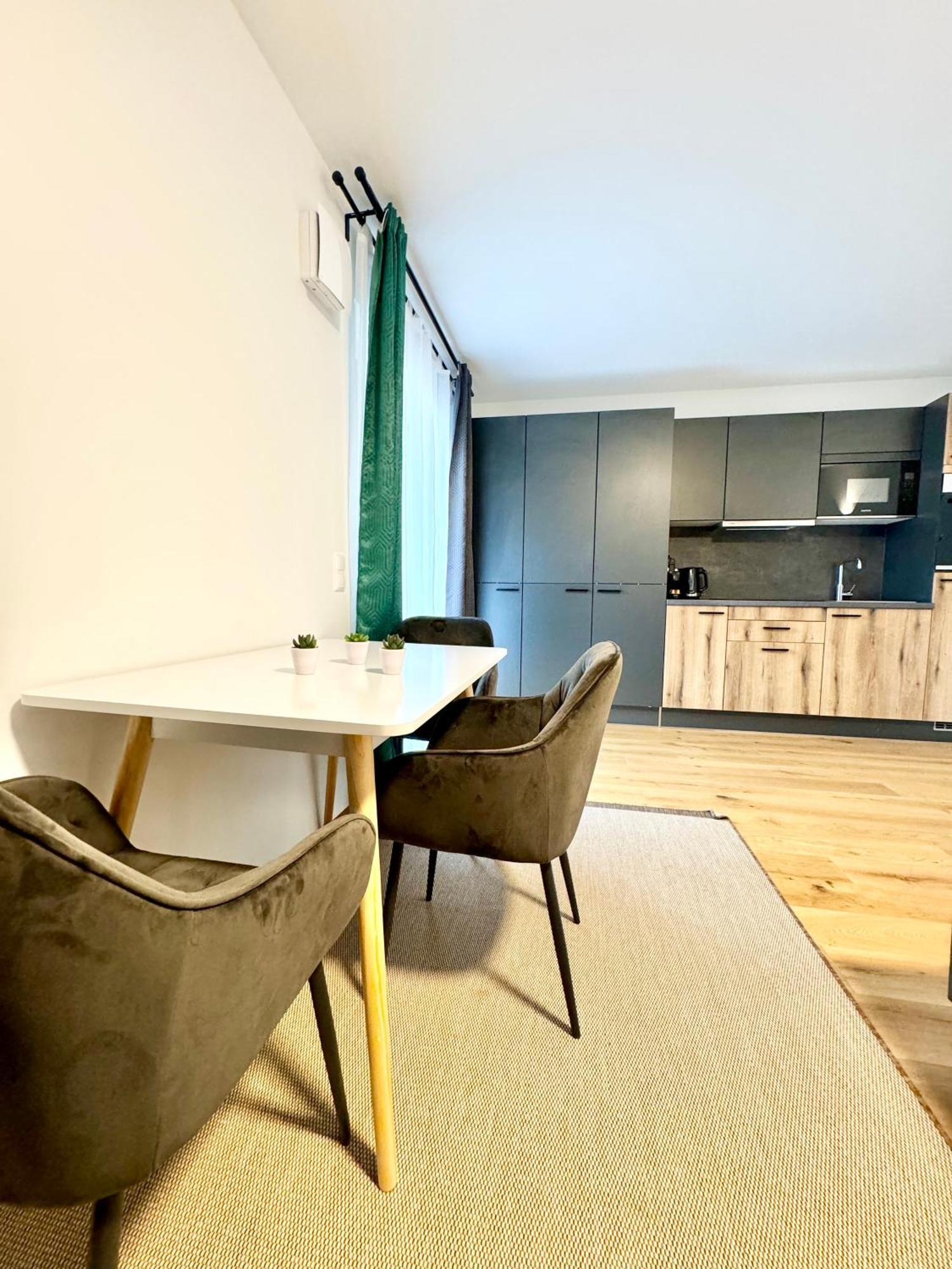 Mit Balkon Und Parkplatz Apartment