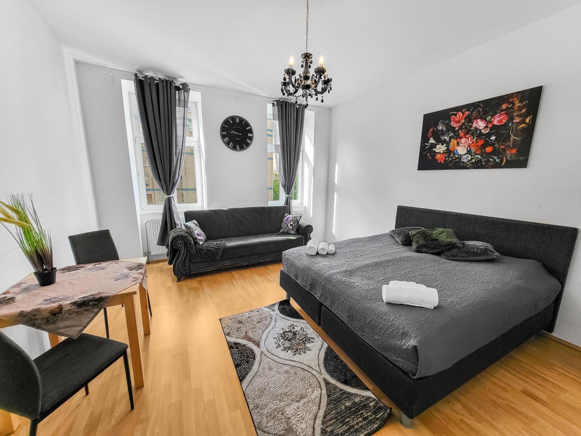 Elegant Three-bedroom Apartment *