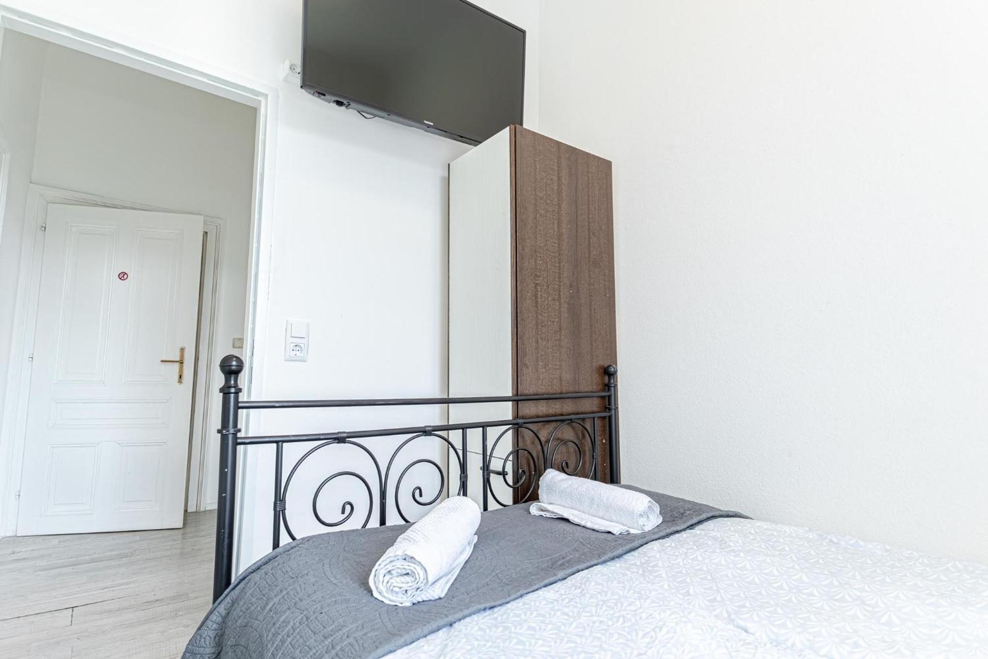 Comfy 3br Shared - U6 Subway, Danube & Millenium Apartment
