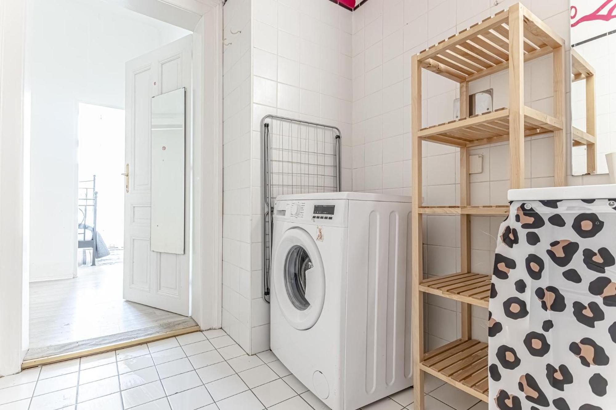 Comfy 3br Shared - U6 Subway, Danube & Millenium Apartment