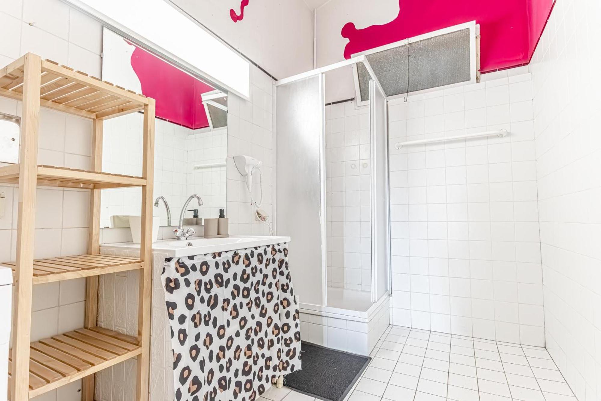 Comfy 3br Shared - U6 Subway, Danube & Millenium Apartment *