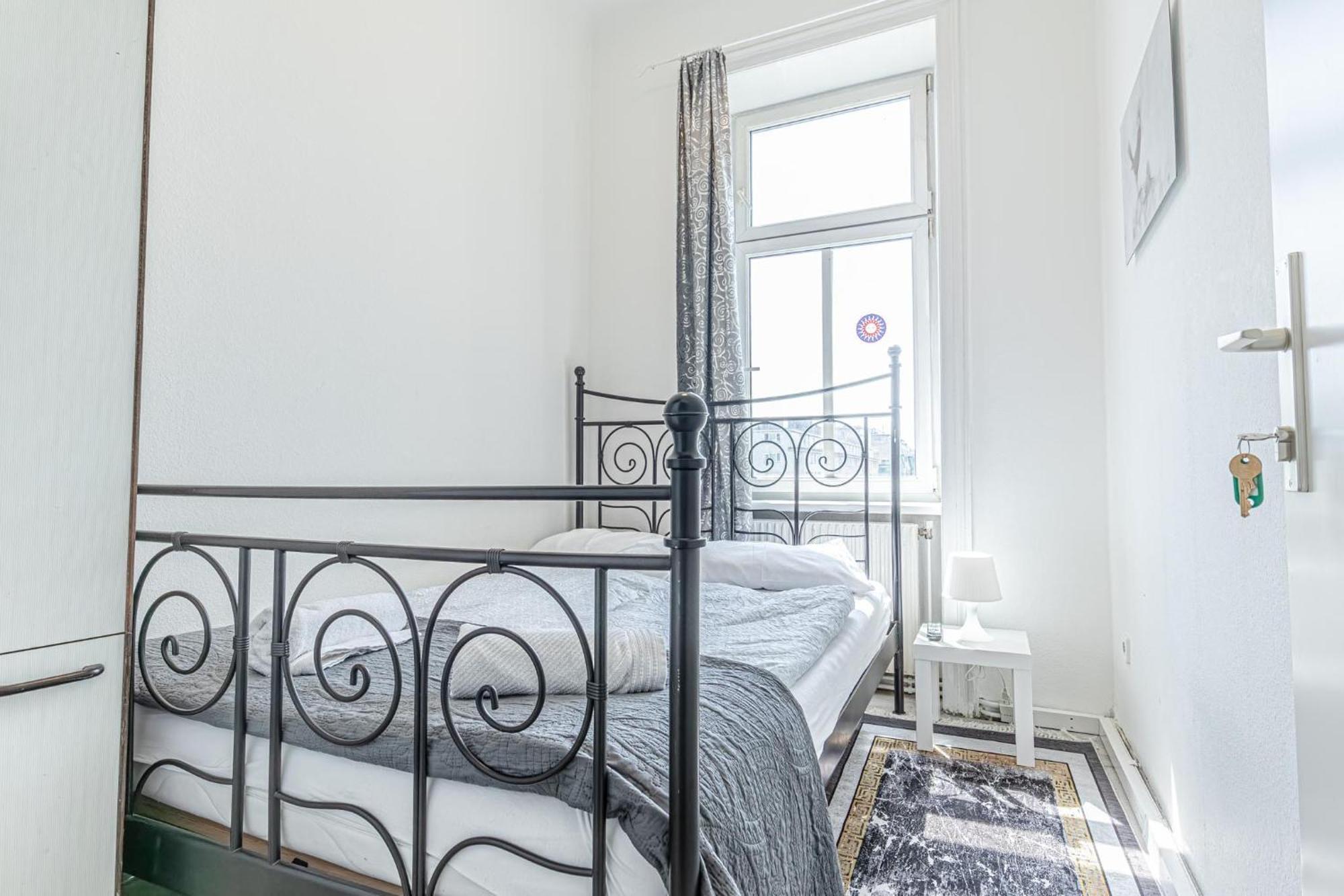 Comfy 3br Shared - U6 Subway, Danube & Millenium Apartment Vienna