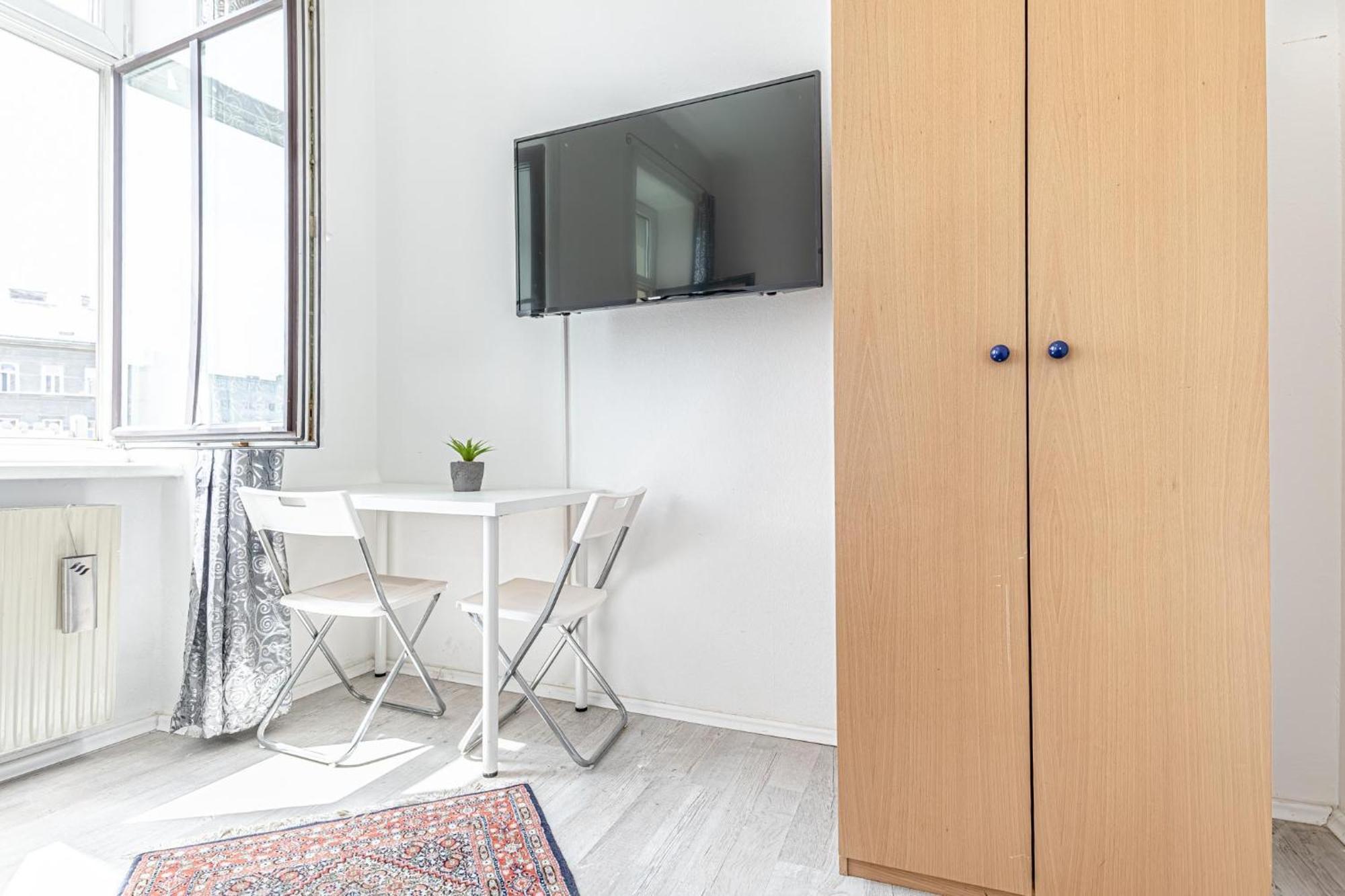 Comfy 3br Shared - U6 Subway, Danube & Millenium Apartment