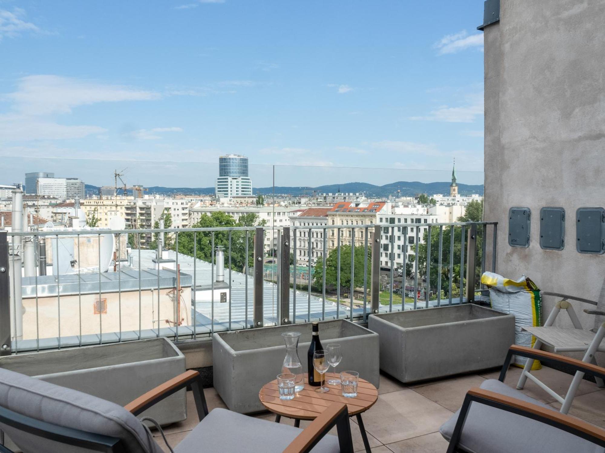 360 View Loft 3 *