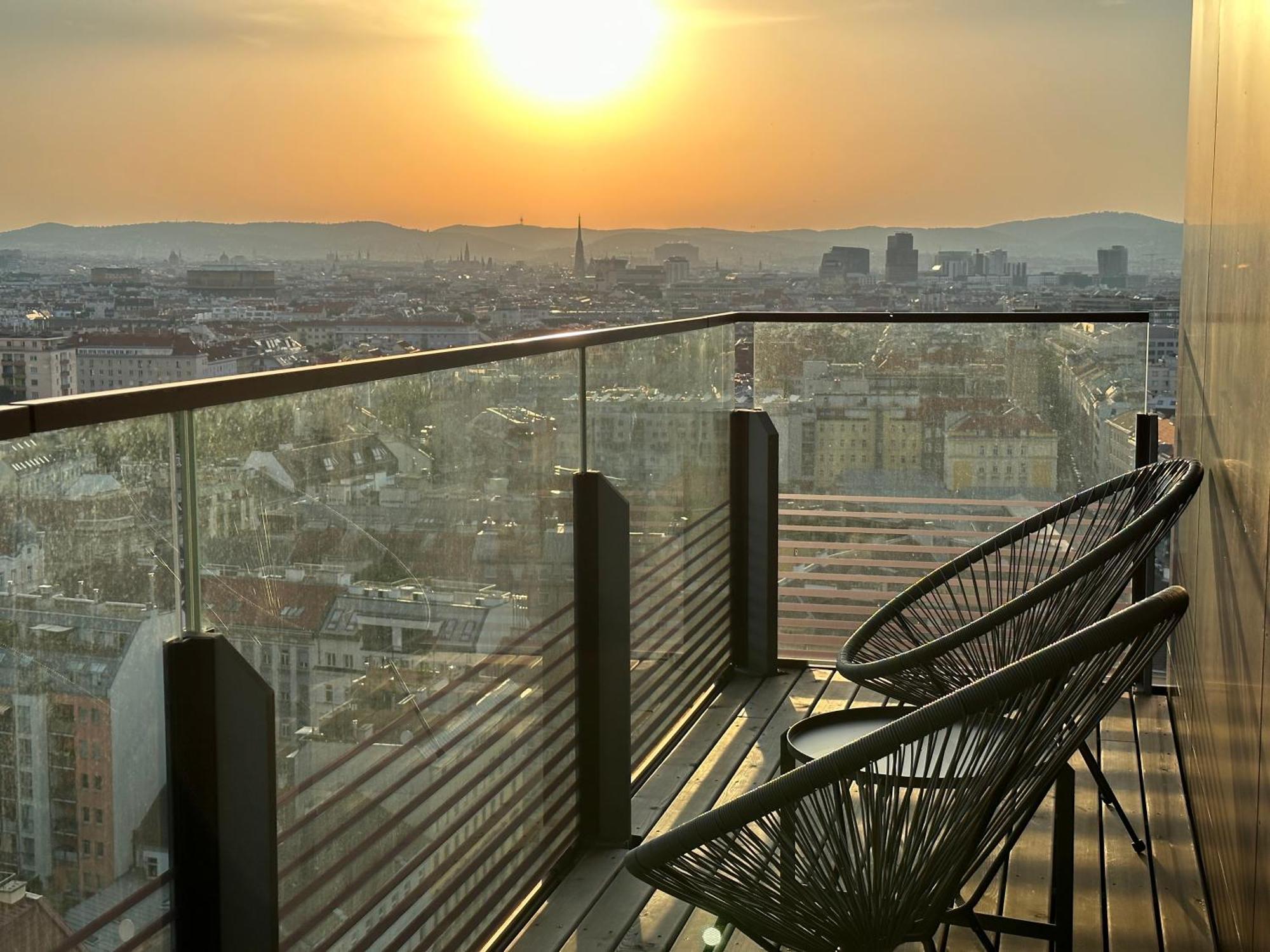 Panorama Sky I Rooftop Pool I Metro Station Apartment *