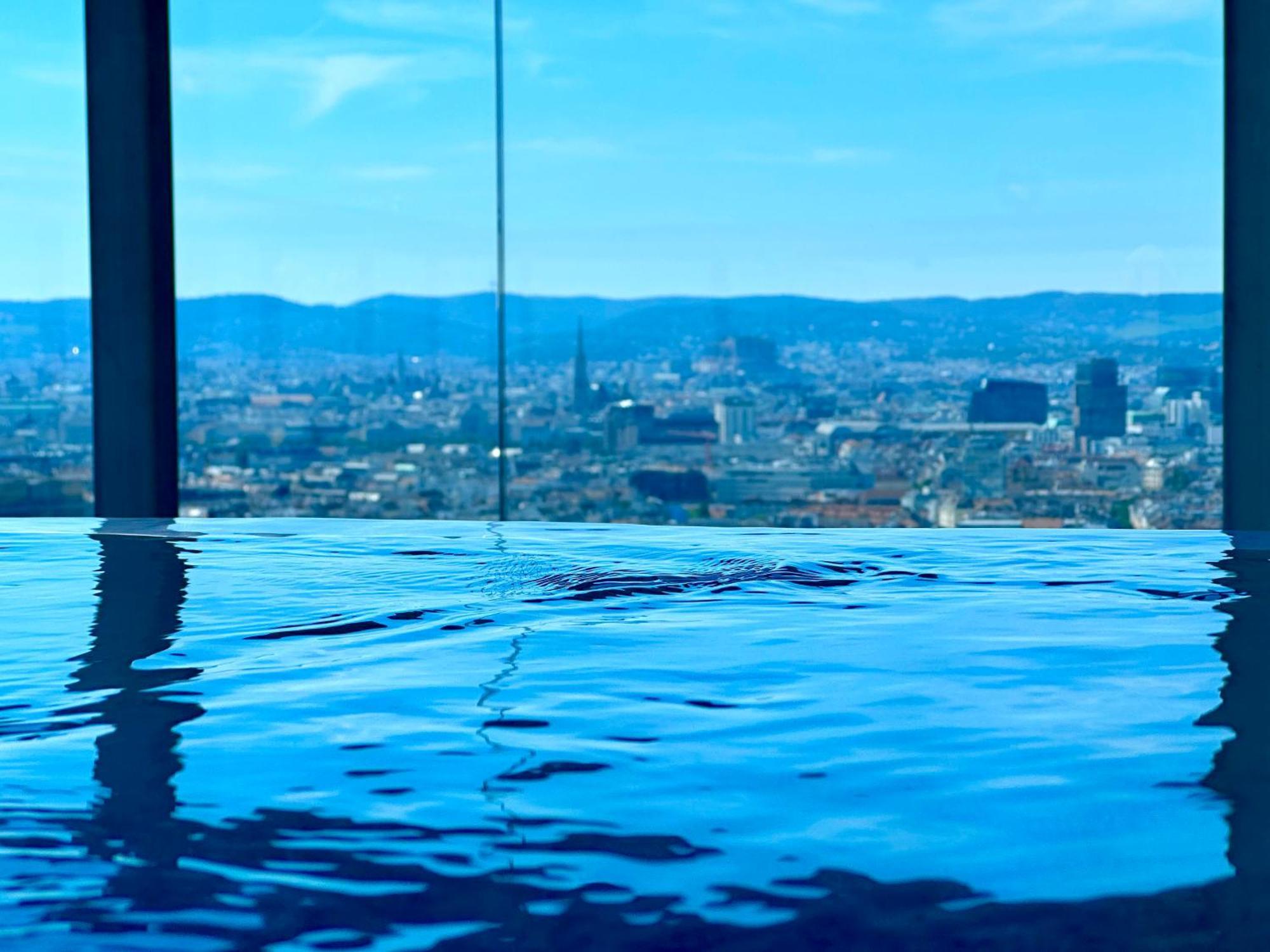 Panorama Sky I Rooftop Pool I Metro Station Vienna