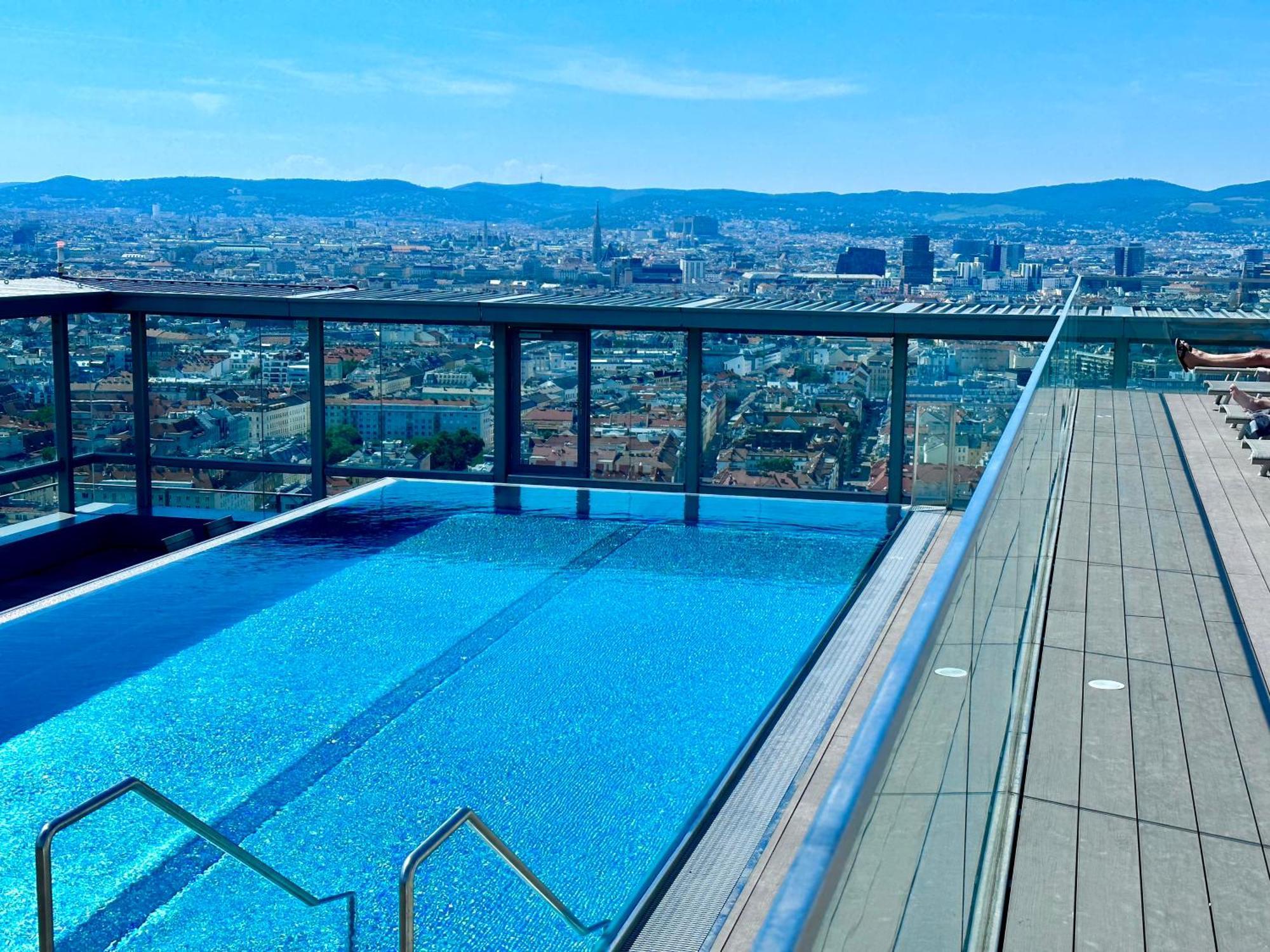 Panorama Sky I Rooftop Pool I Metro Station Apartment *
