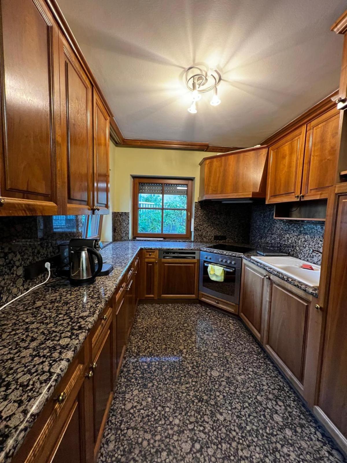 Central-vintage With Free Parking And 5min Walk To Metro