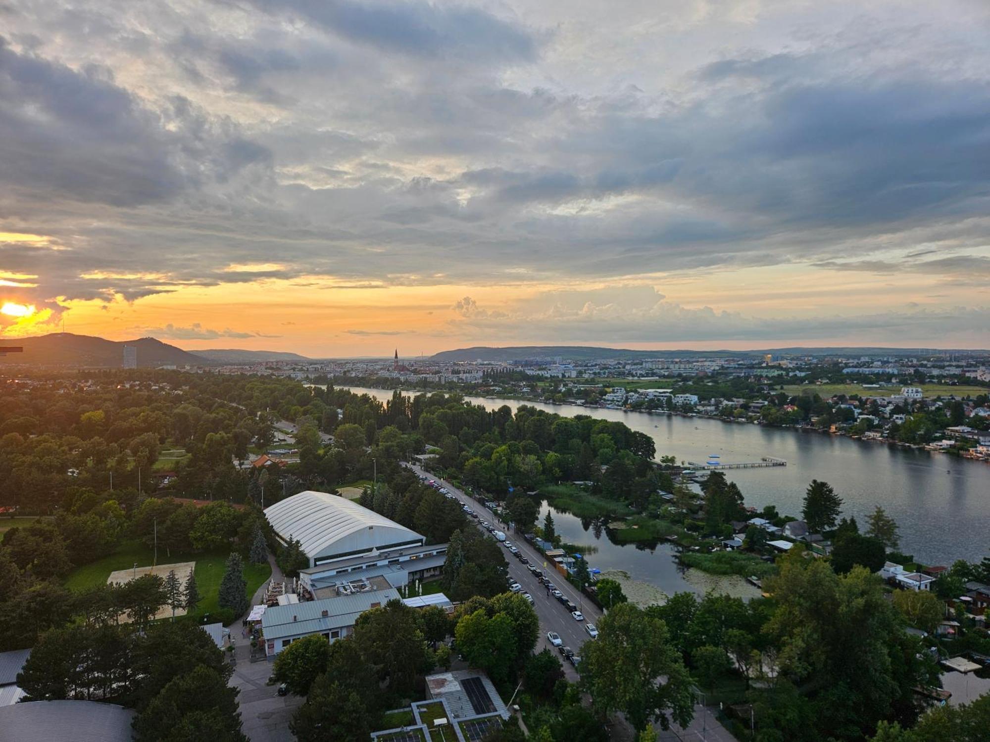 Yuki's Place - Un-vic, Danube And Subway Near To Downtown Apartment *