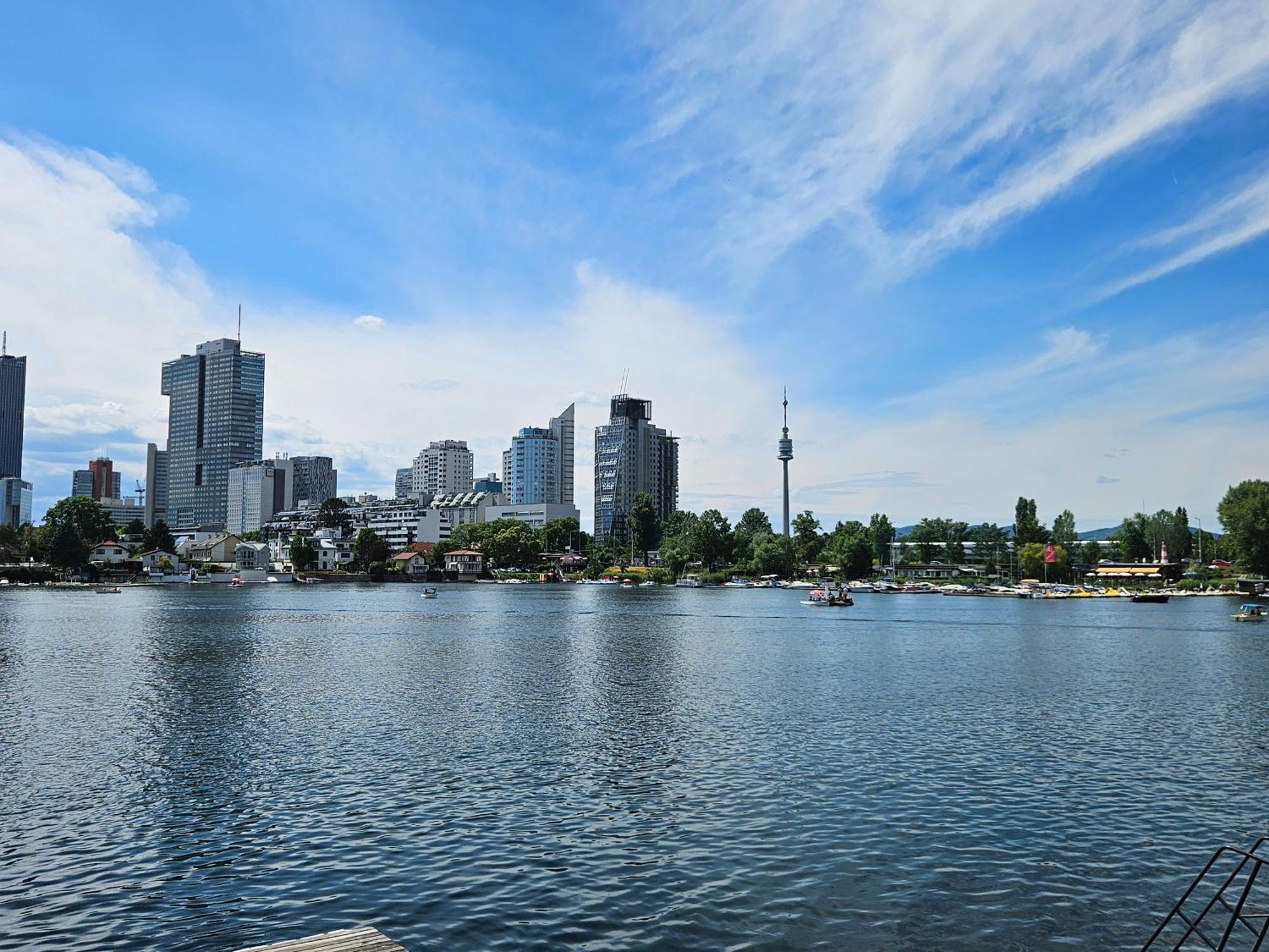 Yuki's Place - Un-vic, Danube And Subway Near To Downtown Apartment *