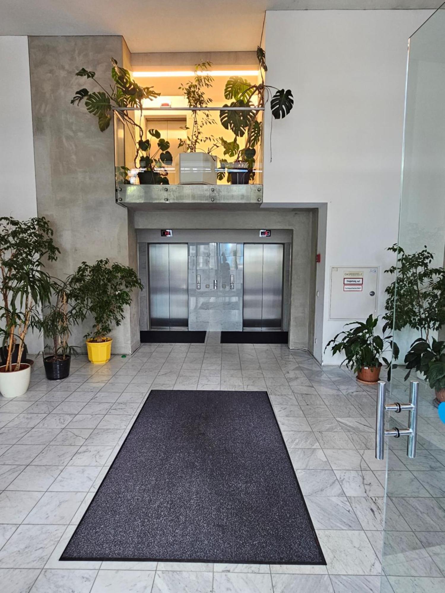 Yuki's Place - Un-vic, Danube And Subway Near To Downtown *