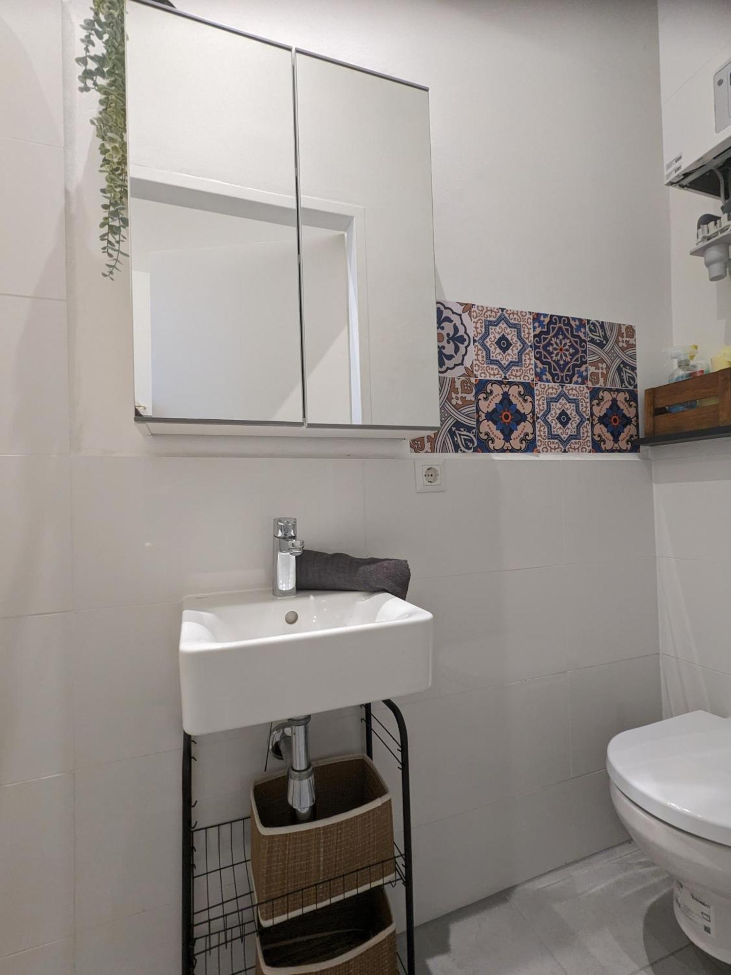 Renovated - 10 Min To Center Apartment *