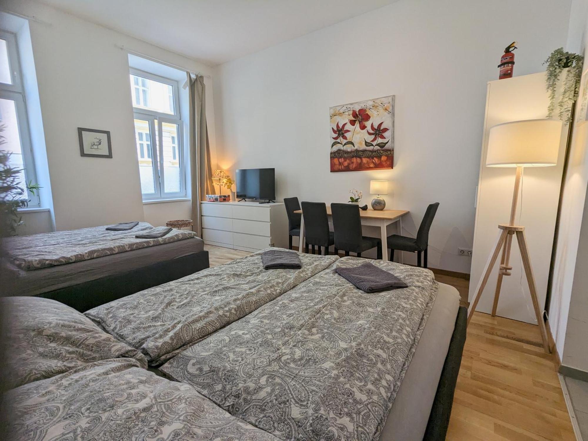 Renovated - 10 Min To Center *