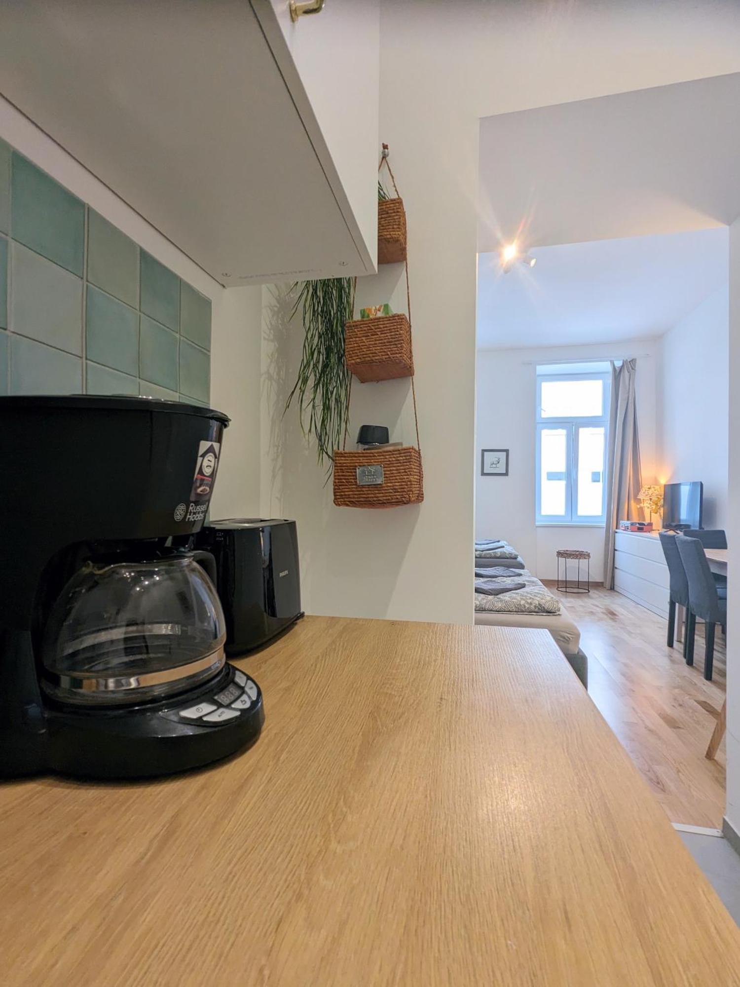 Renovated - 10 Min To Center