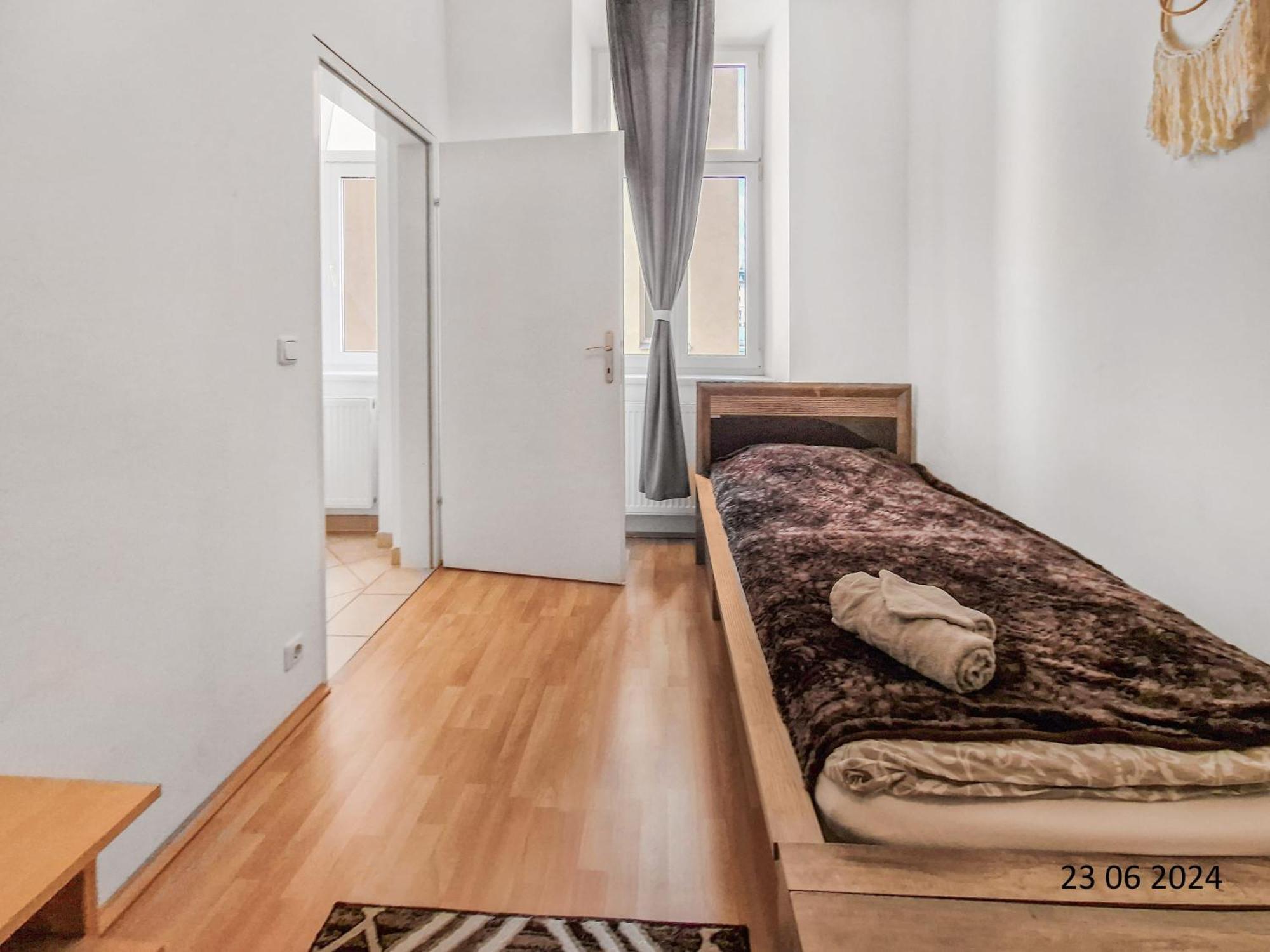 Elegant Three-bedroom Apartment *