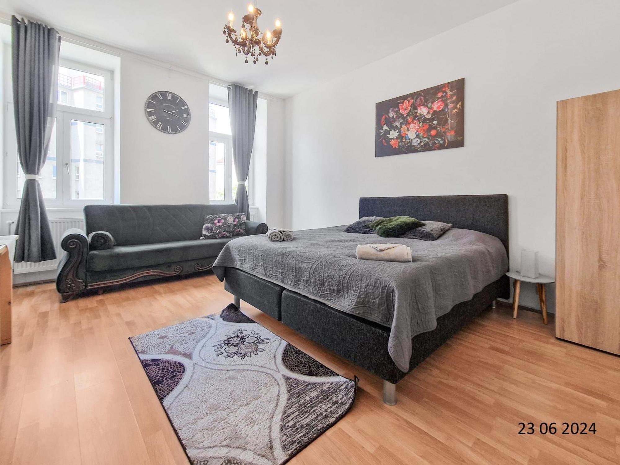 Elegant Three-bedroom Apartment *