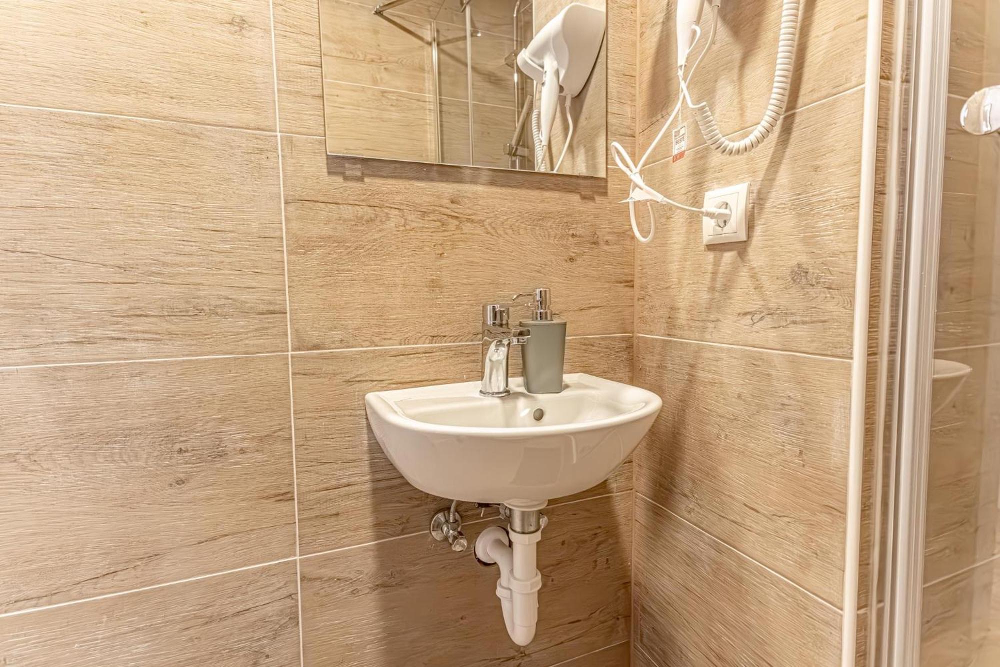 Wiener Stadthalle Boutique - Ideal For Couples Vienna