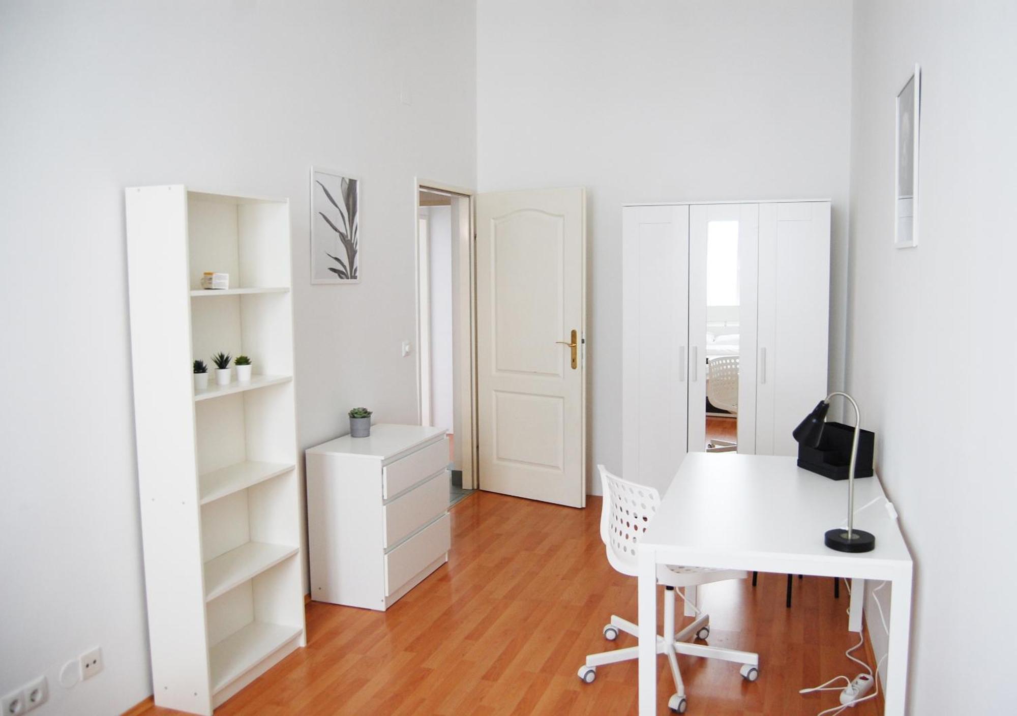 4-bedroom In Central Location In Hipp 3rd District Apartment *