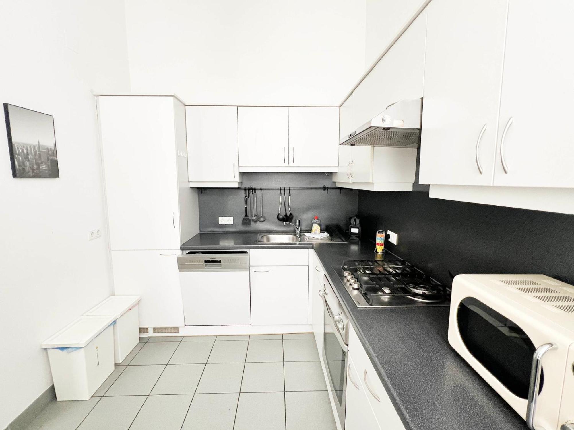 4-bedroom In Central Location In Hipp 3rd District Apartment *