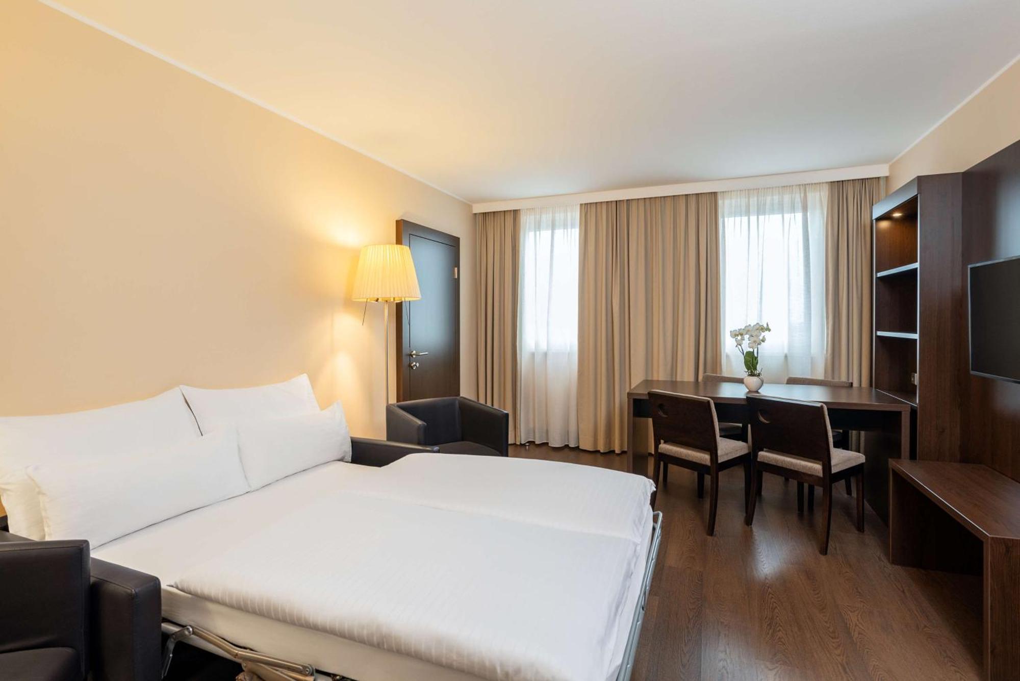 Hotel Nh Danube