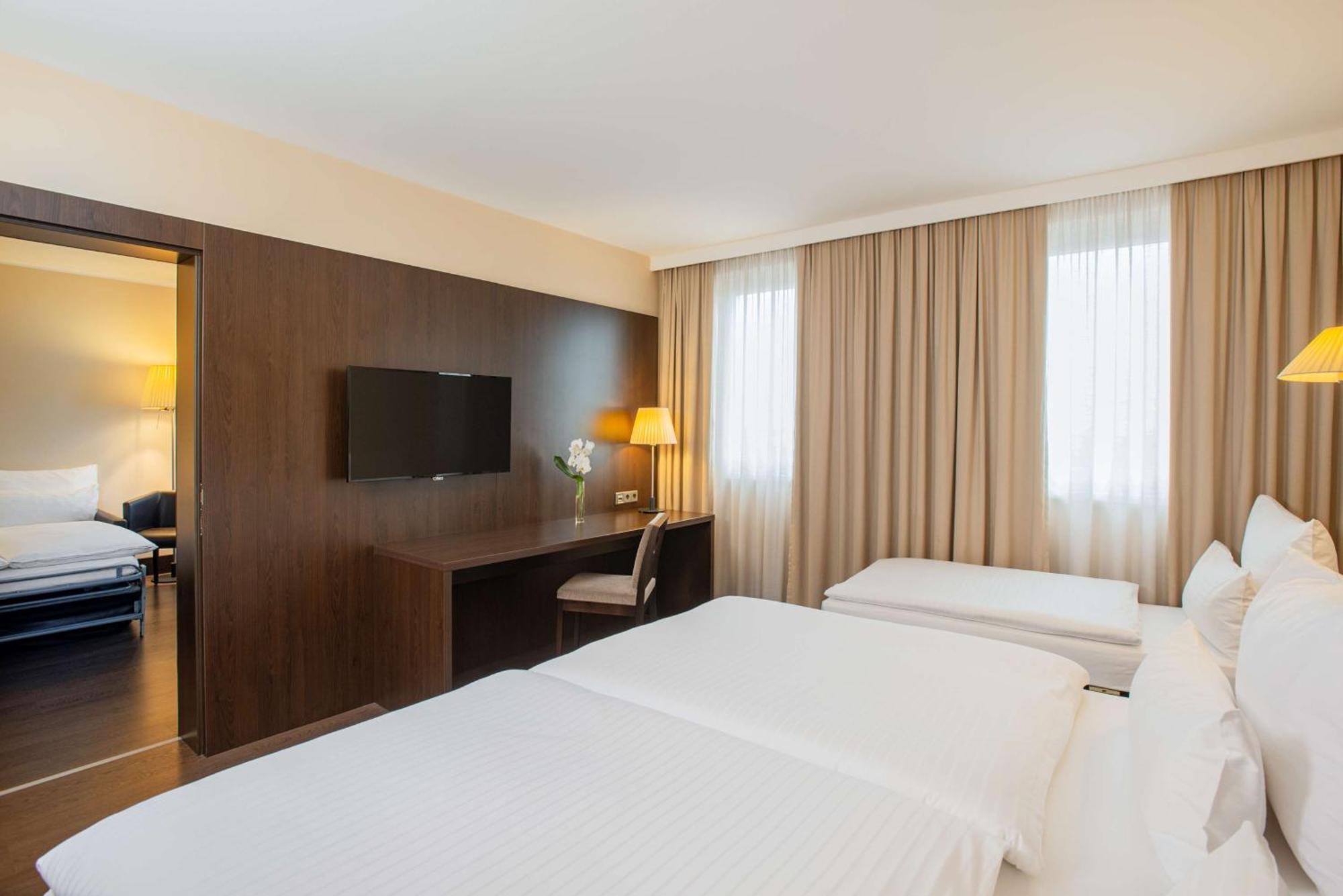 Hotel Nh Danube 4*