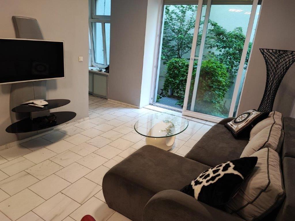 With Unique 40m2 Garden & Self Check In Vienna